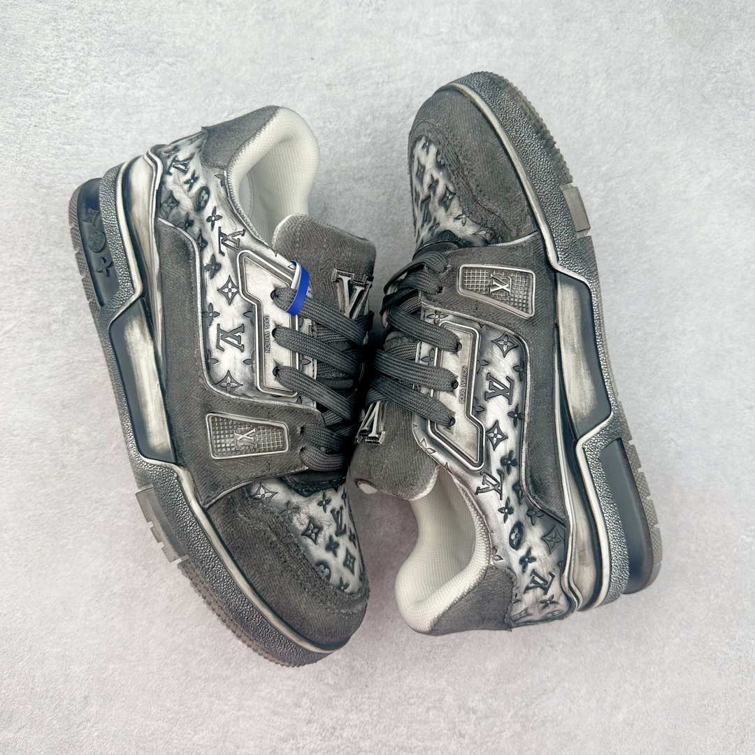 图片[3]-Louis Vuitton Trainer lv路易威登时装走秀运动时尚板鞋 外贸零售特供批次 2023全新纸板数据 印花高频效果碾压市面 市售天花板产物 耗时半年巨作 全套原厂新版原纸板楦头开发 原厂特供皮料加持 市场所有版本中综合最强的货品 GD实力大厂出品 全网最全配色更新最快 最成熟的做工稳定的品控 完美鞋型超高的清洁度 零毛边线头瑕疵 全套原楦原纸版原鞋开模 全网最具灵魂的版型 正确原装黄色鞋盒 正确中底印花 鞋面印花3D高频深度立体 全鞋电脑针车 紧密相连 针距密度一致 环保乳胶注塑鞋垫 厚度脚感还原原版 皮面裁剪部位 统一油边封口工艺 原装橡胶大底含胶量大底组合零偏差 专柜全套包装 防尘袋 说明书 质保卡 男女鞋 尺码：38 39 40 41 42 43 44 45-选品中心