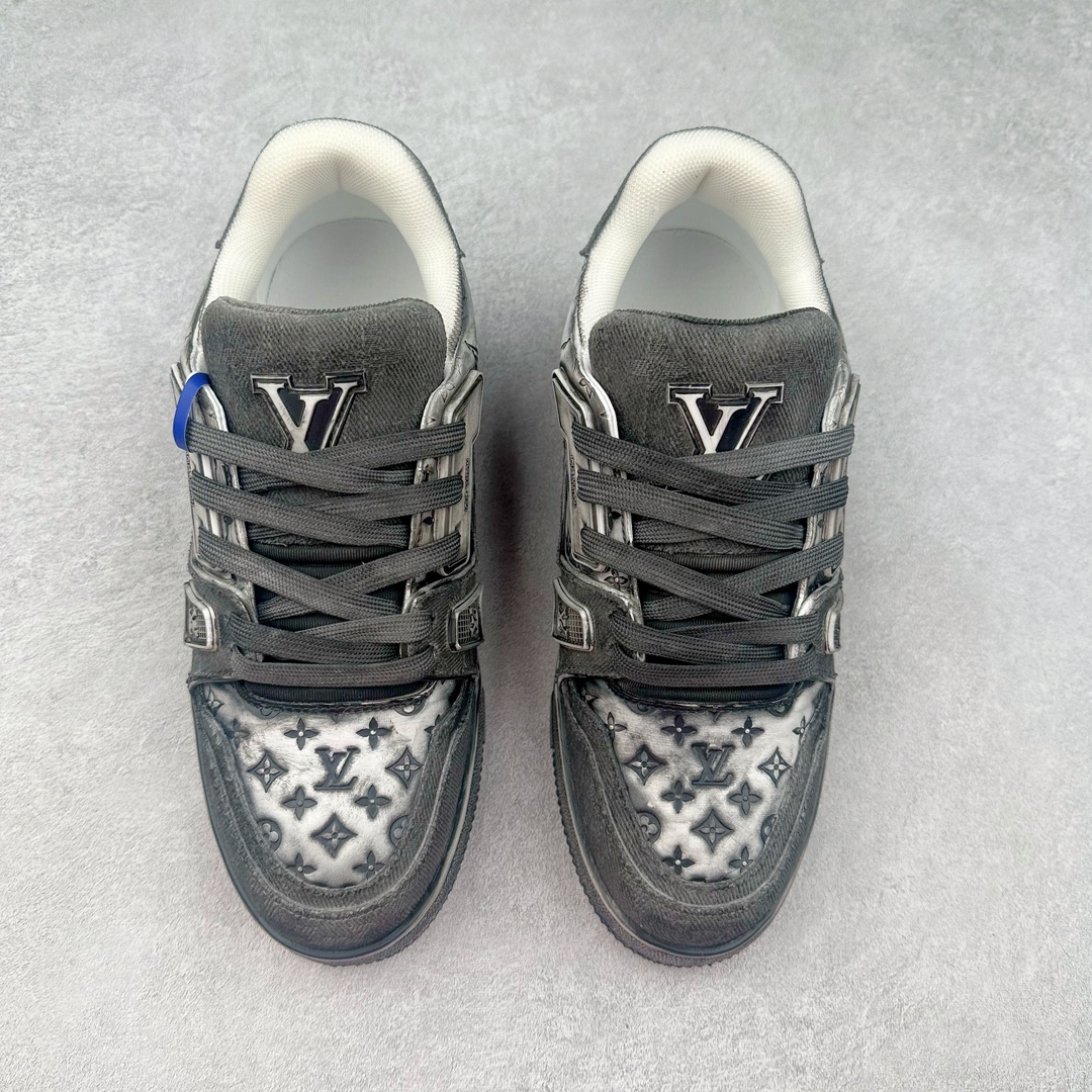 图片[2]-Louis Vuitton Trainer lv路易威登时装走秀运动时尚板鞋 外贸零售特供批次 2023全新纸板数据 印花高频效果碾压市面 市售天花板产物 耗时半年巨作 全套原厂新版原纸板楦头开发 原厂特供皮料加持 市场所有版本中综合最强的货品 GD实力大厂出品 全网最全配色更新最快 最成熟的做工稳定的品控 完美鞋型超高的清洁度 零毛边线头瑕疵 全套原楦原纸版原鞋开模 全网最具灵魂的版型 正确原装黄色鞋盒 正确中底印花 鞋面印花3D高频深度立体 全鞋电脑针车 紧密相连 针距密度一致 环保乳胶注塑鞋垫 厚度脚感还原原版 皮面裁剪部位 统一油边封口工艺 原装橡胶大底含胶量大底组合零偏差 专柜全套包装 防尘袋 说明书 质保卡 男女鞋 尺码：38 39 40 41 42 43 44 45-选品中心
