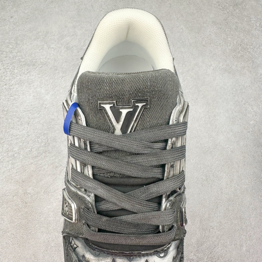 图片[5]-Louis Vuitton Trainer lv路易威登时装走秀运动时尚板鞋 外贸零售特供批次 2023全新纸板数据 印花高频效果碾压市面 市售天花板产物 耗时半年巨作 全套原厂新版原纸板楦头开发 原厂特供皮料加持 市场所有版本中综合最强的货品 GD实力大厂出品 全网最全配色更新最快 最成熟的做工稳定的品控 完美鞋型超高的清洁度 零毛边线头瑕疵 全套原楦原纸版原鞋开模 全网最具灵魂的版型 正确原装黄色鞋盒 正确中底印花 鞋面印花3D高频深度立体 全鞋电脑针车 紧密相连 针距密度一致 环保乳胶注塑鞋垫 厚度脚感还原原版 皮面裁剪部位 统一油边封口工艺 原装橡胶大底含胶量大底组合零偏差 专柜全套包装 防尘袋 说明书 质保卡 男女鞋 尺码：38 39 40 41 42 43 44 45-选品中心