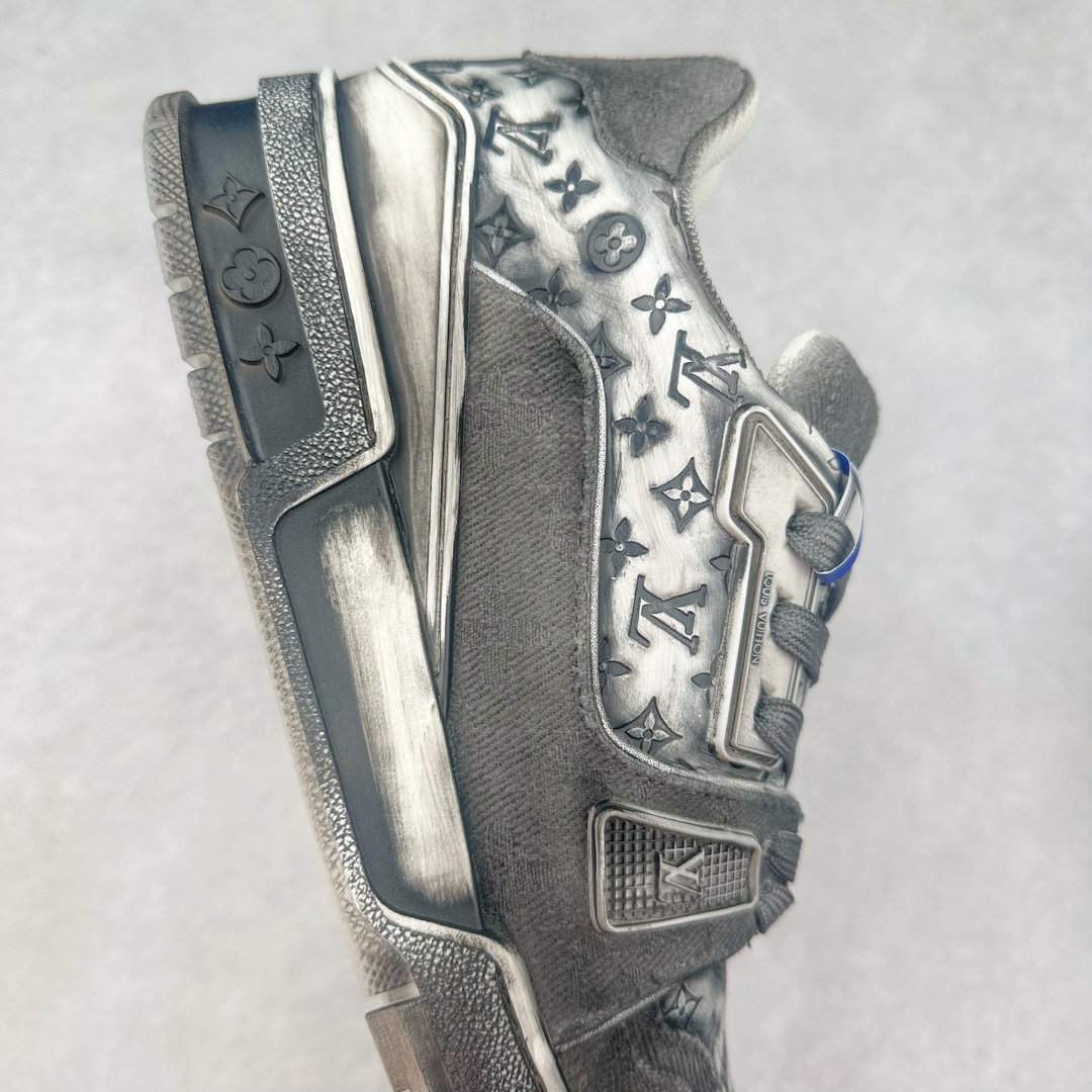 图片[6]-Louis Vuitton Trainer lv路易威登时装走秀运动时尚板鞋 外贸零售特供批次 2023全新纸板数据 印花高频效果碾压市面 市售天花板产物 耗时半年巨作 全套原厂新版原纸板楦头开发 原厂特供皮料加持 市场所有版本中综合最强的货品 GD实力大厂出品 全网最全配色更新最快 最成熟的做工稳定的品控 完美鞋型超高的清洁度 零毛边线头瑕疵 全套原楦原纸版原鞋开模 全网最具灵魂的版型 正确原装黄色鞋盒 正确中底印花 鞋面印花3D高频深度立体 全鞋电脑针车 紧密相连 针距密度一致 环保乳胶注塑鞋垫 厚度脚感还原原版 皮面裁剪部位 统一油边封口工艺 原装橡胶大底含胶量大底组合零偏差 专柜全套包装 防尘袋 说明书 质保卡 男女鞋 尺码：38 39 40 41 42 43 44 45-选品中心