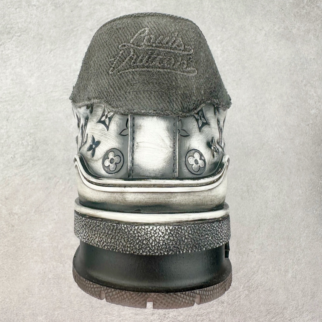 图片[8]-Louis Vuitton Trainer lv路易威登时装走秀运动时尚板鞋 外贸零售特供批次 2023全新纸板数据 印花高频效果碾压市面 市售天花板产物 耗时半年巨作 全套原厂新版原纸板楦头开发 原厂特供皮料加持 市场所有版本中综合最强的货品 GD实力大厂出品 全网最全配色更新最快 最成熟的做工稳定的品控 完美鞋型超高的清洁度 零毛边线头瑕疵 全套原楦原纸版原鞋开模 全网最具灵魂的版型 正确原装黄色鞋盒 正确中底印花 鞋面印花3D高频深度立体 全鞋电脑针车 紧密相连 针距密度一致 环保乳胶注塑鞋垫 厚度脚感还原原版 皮面裁剪部位 统一油边封口工艺 原装橡胶大底含胶量大底组合零偏差 专柜全套包装 防尘袋 说明书 质保卡 男女鞋 尺码：38 39 40 41 42 43 44 45-选品中心