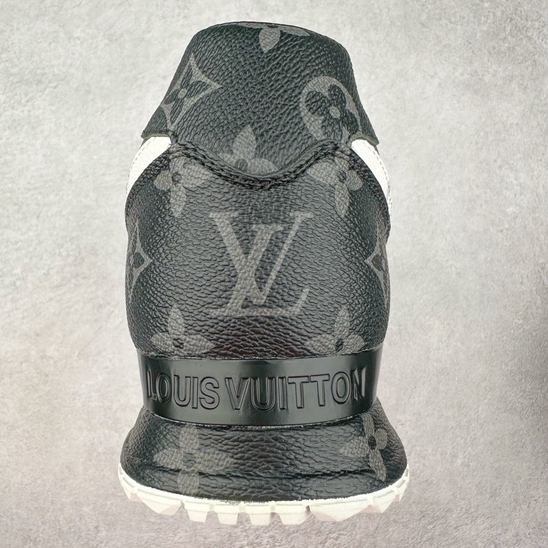 图片[8]-LV TRAINER SNEAKER run away男士运动鞋 顶级版本 汲取经典跑鞋的设计精髓 创造标志性run away运动鞋鞋面采用原版monogram帆布花卉黑 白 咖 灰 拼接撞色 经典不衰的流行元素 搭配科技橡胶外底和手工亮皮皮饰边 更有I*字母老花图案 贯穿整个鞋身后跟饰有品牌logo标识 内里小牛皮打造独立一体回弹乳胶牛皮垫脚 货号： 1A3N7W1622 尺码： 39 40 41 42 43 44 45（大半码）-选品中心