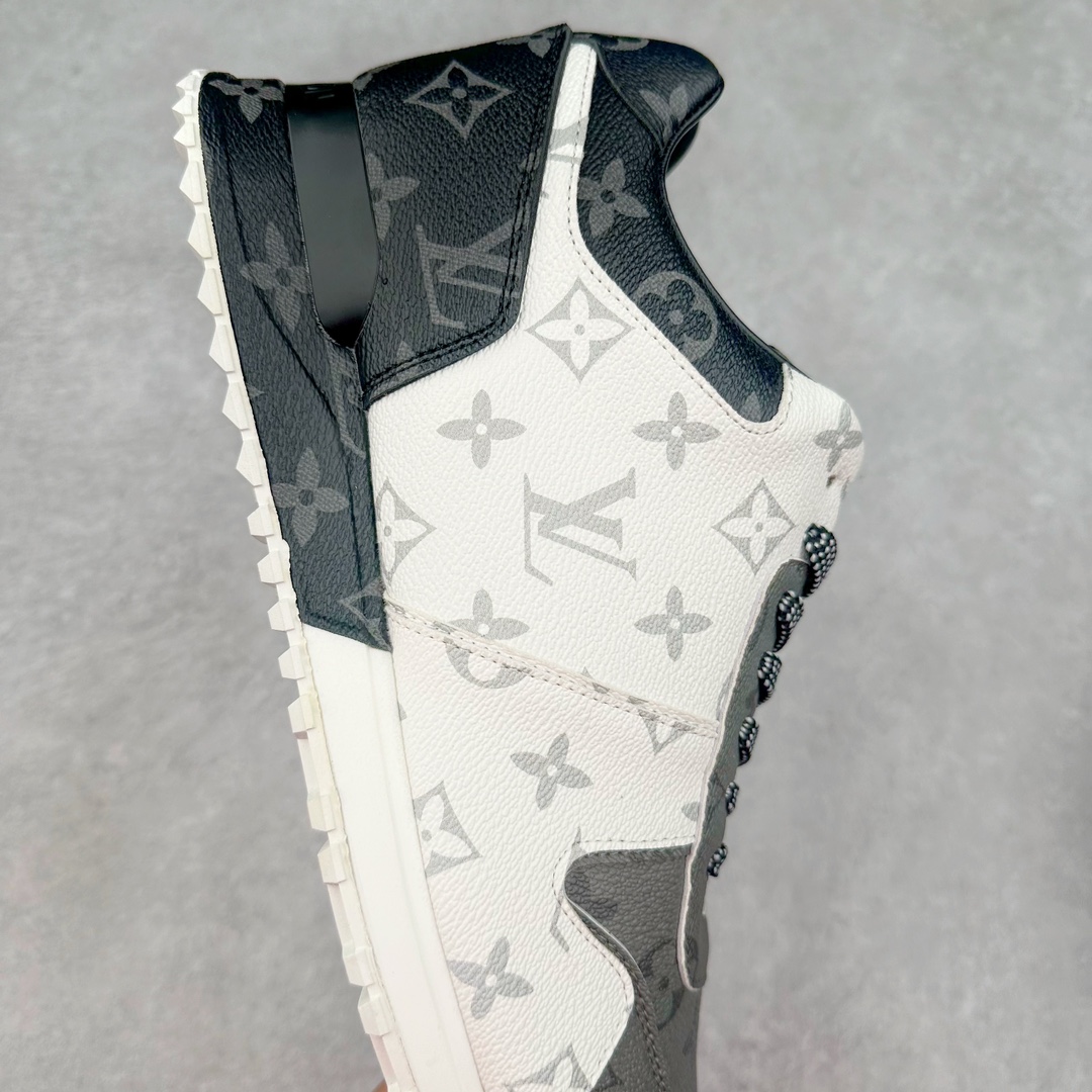 图片[6]-LV TRAINER SNEAKER run away男士运动鞋 顶级版本 汲取经典跑鞋的设计精髓 创造标志性run away运动鞋鞋面采用原版monogram帆布花卉黑 白 咖 灰 拼接撞色 经典不衰的流行元素 搭配科技橡胶外底和手工亮皮皮饰边 更有I*字母老花图案 贯穿整个鞋身后跟饰有品牌logo标识 内里小牛皮打造独立一体回弹乳胶牛皮垫脚 货号： 1A3N7W1622 尺码： 39 40 41 42 43 44 45（大半码）-选品中心