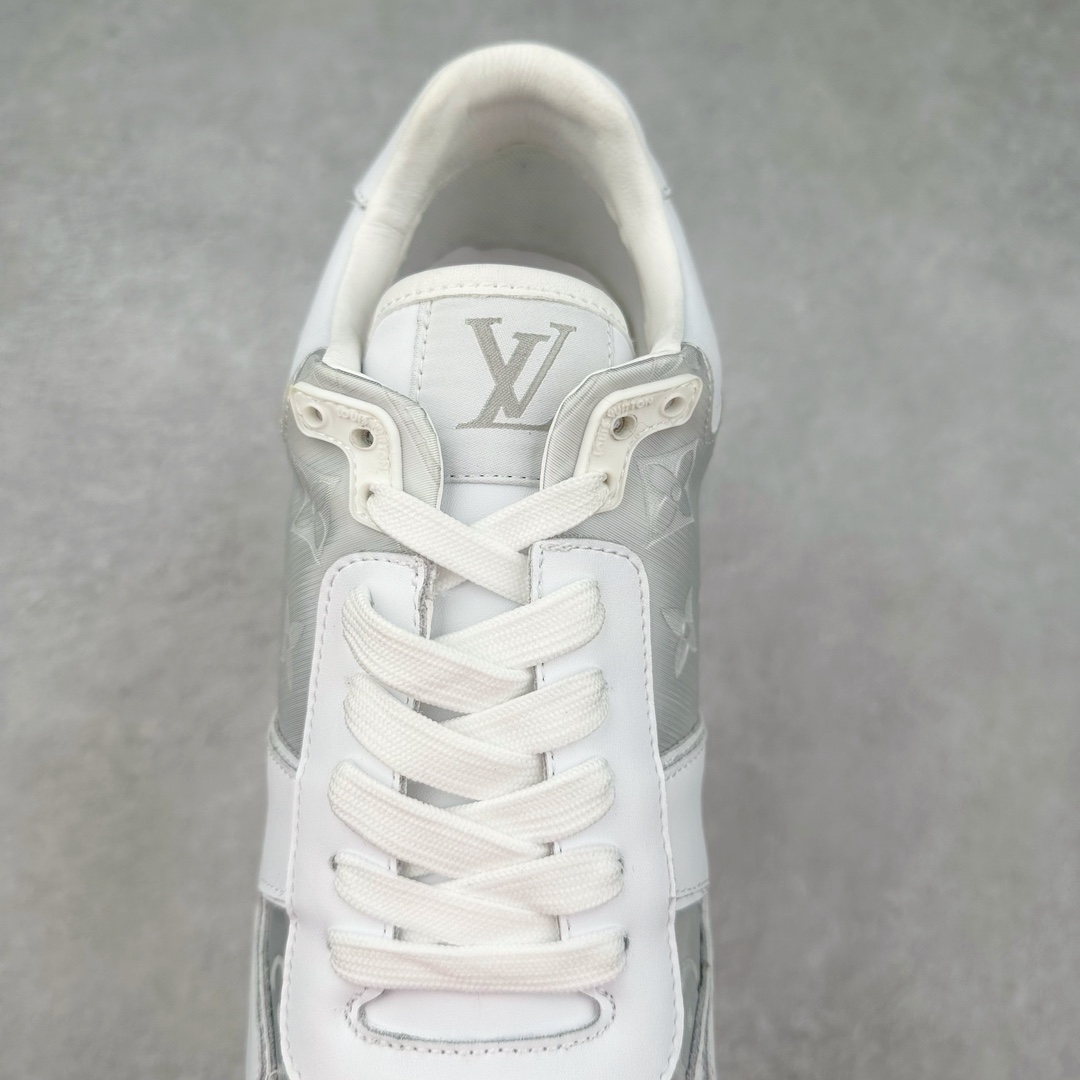 图片[5]-LV TRAINER SNEAKER run away男士运动鞋 顶级版本 汲取经典跑鞋的设计精髓 创造标志性run away运动鞋鞋面采用原版monogram帆布花卉黑 白 咖 灰 拼接撞色 经典不衰的流行元素 搭配科技橡胶外底和手工亮皮皮饰边 更有I*字母老花图案 贯穿整个鞋身后跟饰有品牌logo标识 内里小牛皮打造独立一体回弹乳胶牛皮垫脚 货号： 1A3N7W1622 尺码： 39 40 41 42 43 44 45（大半码）-选品中心