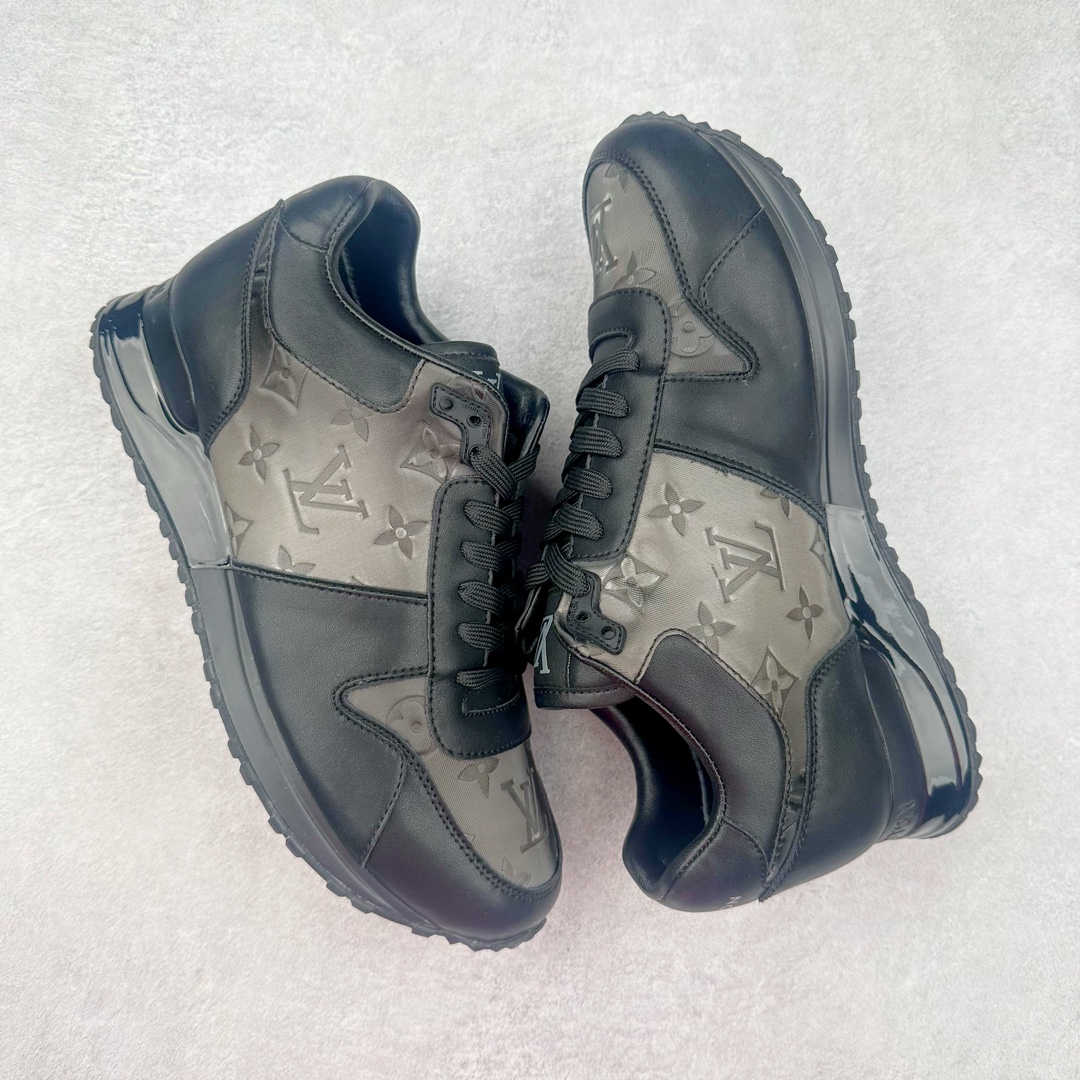 图片[3]-LV TRAINER SNEAKER run away男士运动鞋 顶级版本 汲取经典跑鞋的设计精髓 创造标志性run away运动鞋鞋面采用原版monogram帆布花卉黑 白 咖 灰 拼接撞色 经典不衰的流行元素 搭配科技橡胶外底和手工亮皮皮饰边 更有I*字母老花图案 贯穿整个鞋身后跟饰有品牌logo标识 内里小牛皮打造独立一体回弹乳胶牛皮垫脚 货号： 1A3N7W1622 尺码： 39 40 41 42 43 44 45（大半码）-选品中心