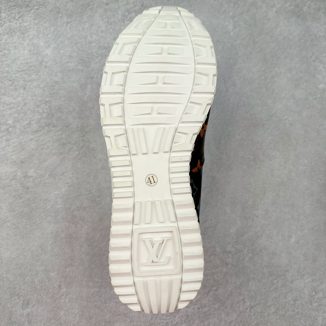 图片[9]-LV TRAINER SNEAKER run away男士运动鞋 顶级版本 汲取经典跑鞋的设计精髓 创造标志性run away运动鞋鞋面采用原版monogram帆布花卉黑 白 咖 灰 拼接撞色 经典不衰的流行元素 搭配科技橡胶外底和手工亮皮皮饰边 更有I*字母老花图案 贯穿整个鞋身后跟饰有品牌logo标识 内里小牛皮打造独立一体回弹乳胶牛皮垫脚 货号： 1A3N7W1622 尺码： 39 40 41 42 43 44 45（大半码）-选品中心
