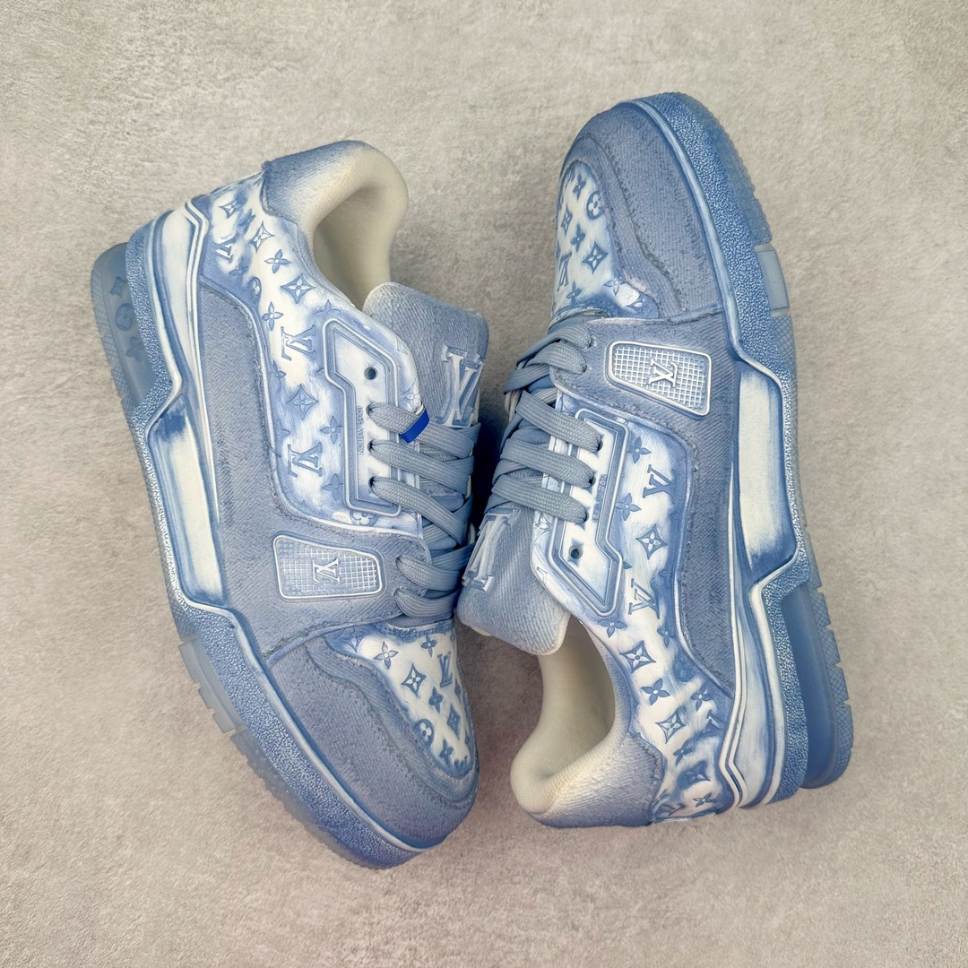 图片[3]-Louis Vuitton Trainer lv路易威登时装走秀运动时尚板鞋 外贸零售特供批次 2023全新纸板数据 印花高频效果碾压市面 市售天花板产物 耗时半年巨作 全套原厂新版原纸板楦头开发 原厂特供皮料加持 市场所有版本中综合最强的货品 GD实力大厂出品 全网最全配色更新最快 最成熟的做工稳定的品控 完美鞋型超高的清洁度 零毛边线头瑕疵 全套原楦原纸版原鞋开模 全网最具灵魂的版型 正确原装黄色鞋盒 正确中底印花 鞋面印花3D高频深度立体 全鞋电脑针车 紧密相连 针距密度一致 环保乳胶注塑鞋垫 厚度脚感还原原版 皮面裁剪部位 统一油边封口工艺 原装橡胶大底含胶量大底组合零偏差 专柜全套包装 防尘袋 说明书 质保卡 男女鞋 尺码：38 39 40 41 42 43 44 45-选品中心