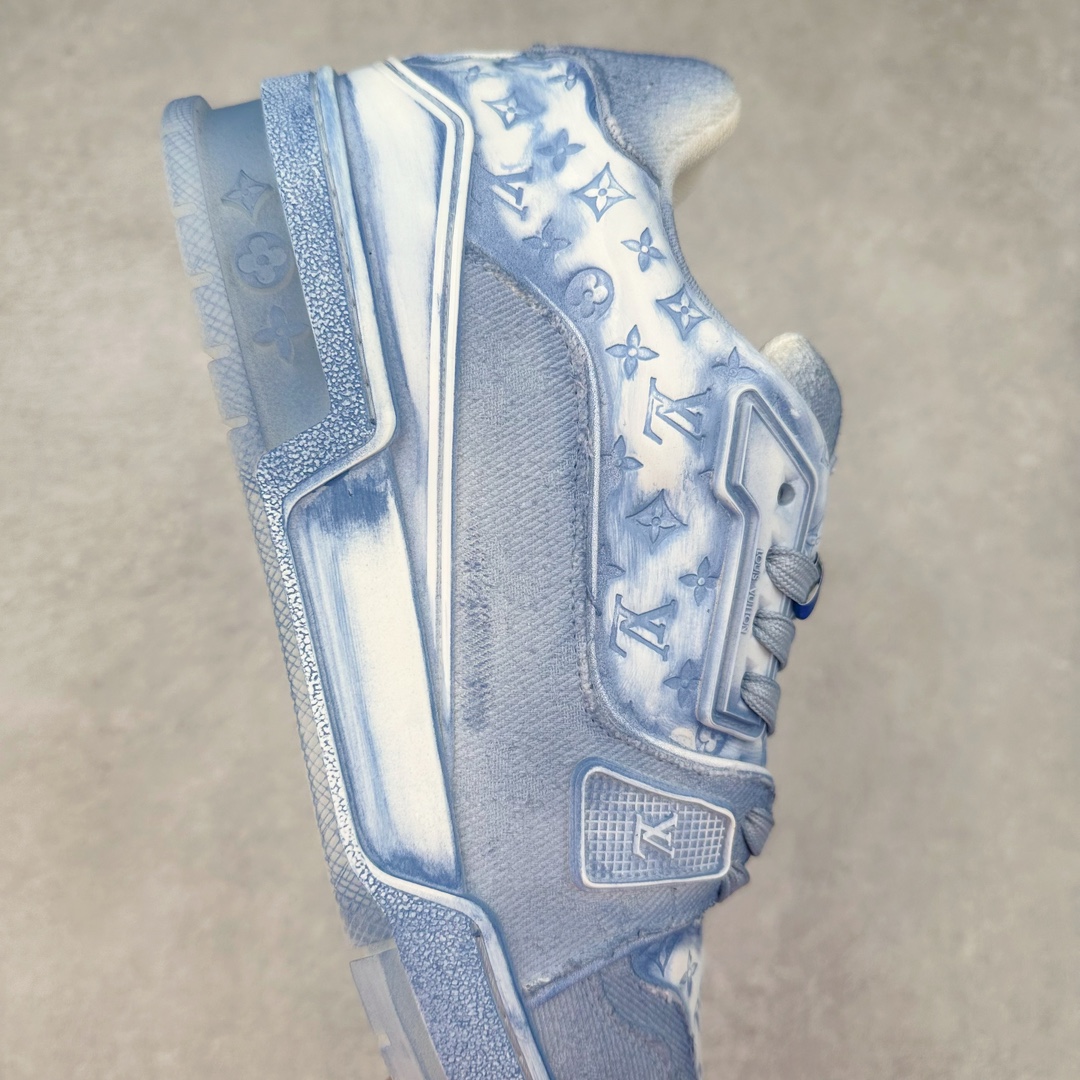 图片[6]-Louis Vuitton Trainer lv路易威登时装走秀运动时尚板鞋 外贸零售特供批次 2023全新纸板数据 印花高频效果碾压市面 市售天花板产物 耗时半年巨作 全套原厂新版原纸板楦头开发 原厂特供皮料加持 市场所有版本中综合最强的货品 GD实力大厂出品 全网最全配色更新最快 最成熟的做工稳定的品控 完美鞋型超高的清洁度 零毛边线头瑕疵 全套原楦原纸版原鞋开模 全网最具灵魂的版型 正确原装黄色鞋盒 正确中底印花 鞋面印花3D高频深度立体 全鞋电脑针车 紧密相连 针距密度一致 环保乳胶注塑鞋垫 厚度脚感还原原版 皮面裁剪部位 统一油边封口工艺 原装橡胶大底含胶量大底组合零偏差 专柜全套包装 防尘袋 说明书 质保卡 男女鞋 尺码：38 39 40 41 42 43 44 45-选品中心