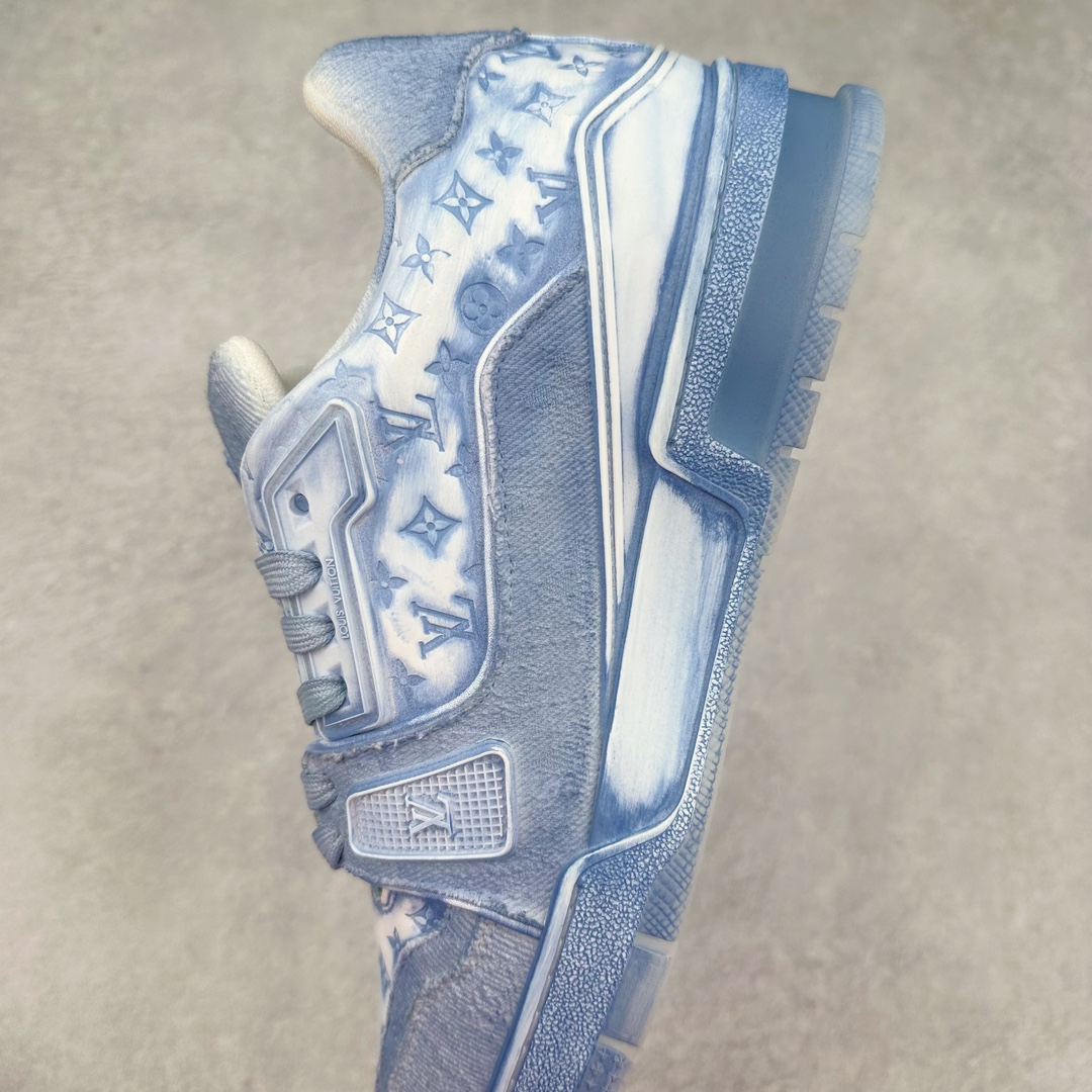 图片[7]-Louis Vuitton Trainer lv路易威登时装走秀运动时尚板鞋 外贸零售特供批次 2023全新纸板数据 印花高频效果碾压市面 市售天花板产物 耗时半年巨作 全套原厂新版原纸板楦头开发 原厂特供皮料加持 市场所有版本中综合最强的货品 GD实力大厂出品 全网最全配色更新最快 最成熟的做工稳定的品控 完美鞋型超高的清洁度 零毛边线头瑕疵 全套原楦原纸版原鞋开模 全网最具灵魂的版型 正确原装黄色鞋盒 正确中底印花 鞋面印花3D高频深度立体 全鞋电脑针车 紧密相连 针距密度一致 环保乳胶注塑鞋垫 厚度脚感还原原版 皮面裁剪部位 统一油边封口工艺 原装橡胶大底含胶量大底组合零偏差 专柜全套包装 防尘袋 说明书 质保卡 男女鞋 尺码：38 39 40 41 42 43 44 45-选品中心