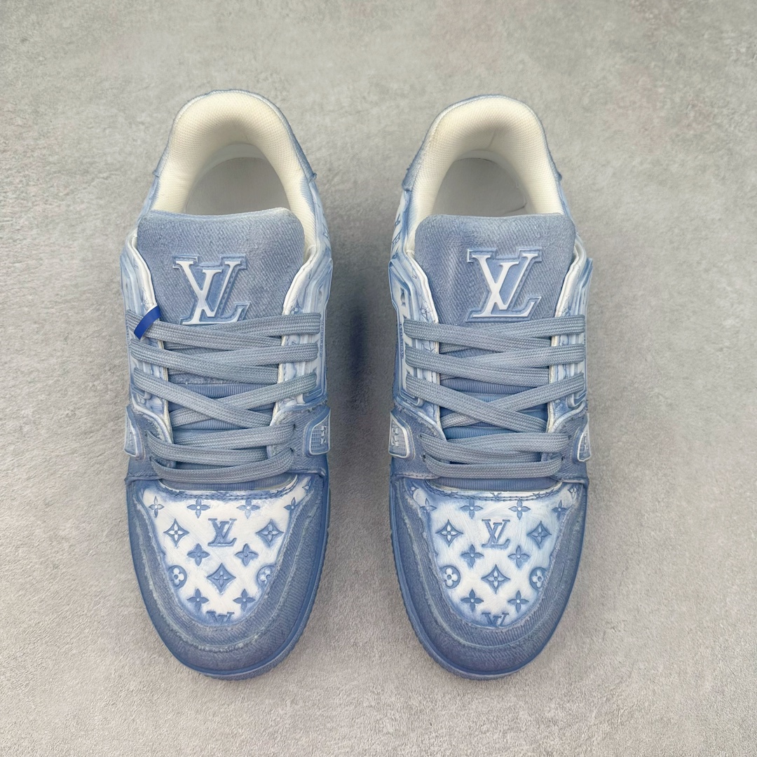 图片[2]-Louis Vuitton Trainer lv路易威登时装走秀运动时尚板鞋 外贸零售特供批次 2023全新纸板数据 印花高频效果碾压市面 市售天花板产物 耗时半年巨作 全套原厂新版原纸板楦头开发 原厂特供皮料加持 市场所有版本中综合最强的货品 GD实力大厂出品 全网最全配色更新最快 最成熟的做工稳定的品控 完美鞋型超高的清洁度 零毛边线头瑕疵 全套原楦原纸版原鞋开模 全网最具灵魂的版型 正确原装黄色鞋盒 正确中底印花 鞋面印花3D高频深度立体 全鞋电脑针车 紧密相连 针距密度一致 环保乳胶注塑鞋垫 厚度脚感还原原版 皮面裁剪部位 统一油边封口工艺 原装橡胶大底含胶量大底组合零偏差 专柜全套包装 防尘袋 说明书 质保卡 男女鞋 尺码：38 39 40 41 42 43 44 45-选品中心
