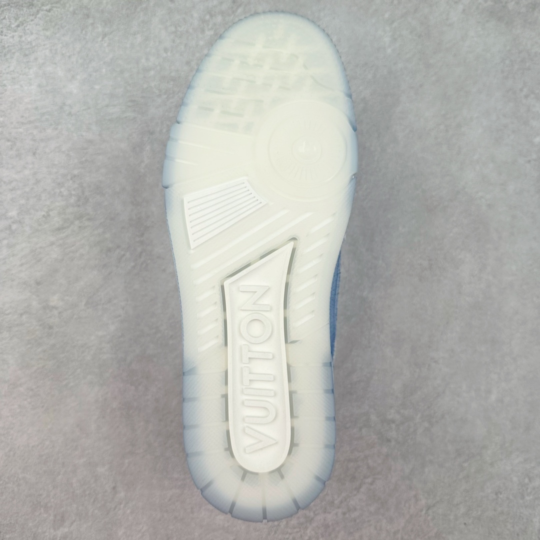 图片[9]-Louis Vuitton Trainer lv路易威登时装走秀运动时尚板鞋 外贸零售特供批次 2023全新纸板数据 印花高频效果碾压市面 市售天花板产物 耗时半年巨作 全套原厂新版原纸板楦头开发 原厂特供皮料加持 市场所有版本中综合最强的货品 GD实力大厂出品 全网最全配色更新最快 最成熟的做工稳定的品控 完美鞋型超高的清洁度 零毛边线头瑕疵 全套原楦原纸版原鞋开模 全网最具灵魂的版型 正确原装黄色鞋盒 正确中底印花 鞋面印花3D高频深度立体 全鞋电脑针车 紧密相连 针距密度一致 环保乳胶注塑鞋垫 厚度脚感还原原版 皮面裁剪部位 统一油边封口工艺 原装橡胶大底含胶量大底组合零偏差 专柜全套包装 防尘袋 说明书 质保卡 男女鞋 尺码：38 39 40 41 42 43 44 45-选品中心