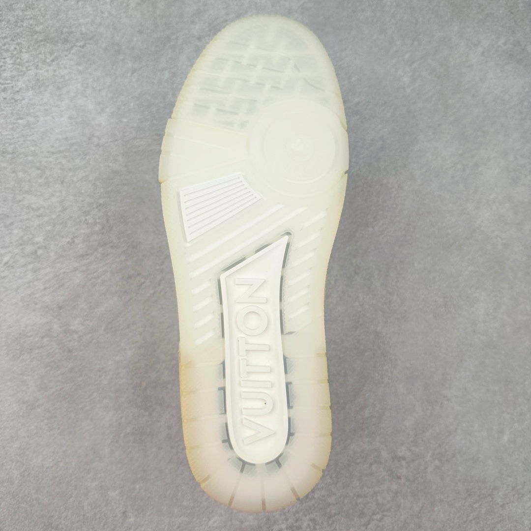 图片[9]-Louis Vuitton Trainer lv路易威登时装走秀运动时尚板鞋 外贸零售特供批次 2023全新纸板数据 印花高频效果碾压市面 市售天花板产物 耗时半年巨作 全套原厂新版原纸板楦头开发 原厂特供皮料加持 市场所有版本中综合最强的货品 GD实力大厂出品 全网最全配色更新最快 最成熟的做工稳定的品控 完美鞋型超高的清洁度 零毛边线头瑕疵 全套原楦原纸版原鞋开模 全网最具灵魂的版型 正确原装黄色鞋盒 正确中底印花 鞋面印花3D高频深度立体 全鞋电脑针车 紧密相连 针距密度一致 环保乳胶注塑鞋垫 厚度脚感还原原版 皮面裁剪部位 统一油边封口工艺 原装橡胶大底含胶量大底组合零偏差 专柜全套包装 防尘袋 说明书 质保卡 男女鞋 尺码：38 39 40 41 42 43 44 45-选品中心