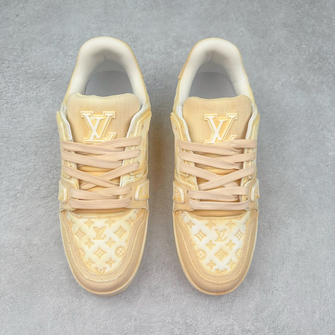 图片[2]-Louis Vuitton Trainer lv路易威登时装走秀运动时尚板鞋 外贸零售特供批次 2023全新纸板数据 印花高频效果碾压市面 市售天花板产物 耗时半年巨作 全套原厂新版原纸板楦头开发 原厂特供皮料加持 市场所有版本中综合最强的货品 GD实力大厂出品 全网最全配色更新最快 最成熟的做工稳定的品控 完美鞋型超高的清洁度 零毛边线头瑕疵 全套原楦原纸版原鞋开模 全网最具灵魂的版型 正确原装黄色鞋盒 正确中底印花 鞋面印花3D高频深度立体 全鞋电脑针车 紧密相连 针距密度一致 环保乳胶注塑鞋垫 厚度脚感还原原版 皮面裁剪部位 统一油边封口工艺 原装橡胶大底含胶量大底组合零偏差 专柜全套包装 防尘袋 说明书 质保卡 男女鞋 尺码：38 39 40 41 42 43 44 45-选品中心