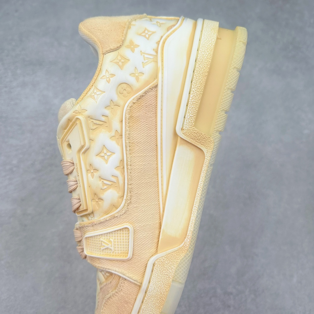 图片[7]-Louis Vuitton Trainer lv路易威登时装走秀运动时尚板鞋 外贸零售特供批次 2023全新纸板数据 印花高频效果碾压市面 市售天花板产物 耗时半年巨作 全套原厂新版原纸板楦头开发 原厂特供皮料加持 市场所有版本中综合最强的货品 GD实力大厂出品 全网最全配色更新最快 最成熟的做工稳定的品控 完美鞋型超高的清洁度 零毛边线头瑕疵 全套原楦原纸版原鞋开模 全网最具灵魂的版型 正确原装黄色鞋盒 正确中底印花 鞋面印花3D高频深度立体 全鞋电脑针车 紧密相连 针距密度一致 环保乳胶注塑鞋垫 厚度脚感还原原版 皮面裁剪部位 统一油边封口工艺 原装橡胶大底含胶量大底组合零偏差 专柜全套包装 防尘袋 说明书 质保卡 男女鞋 尺码：38 39 40 41 42 43 44 45-选品中心