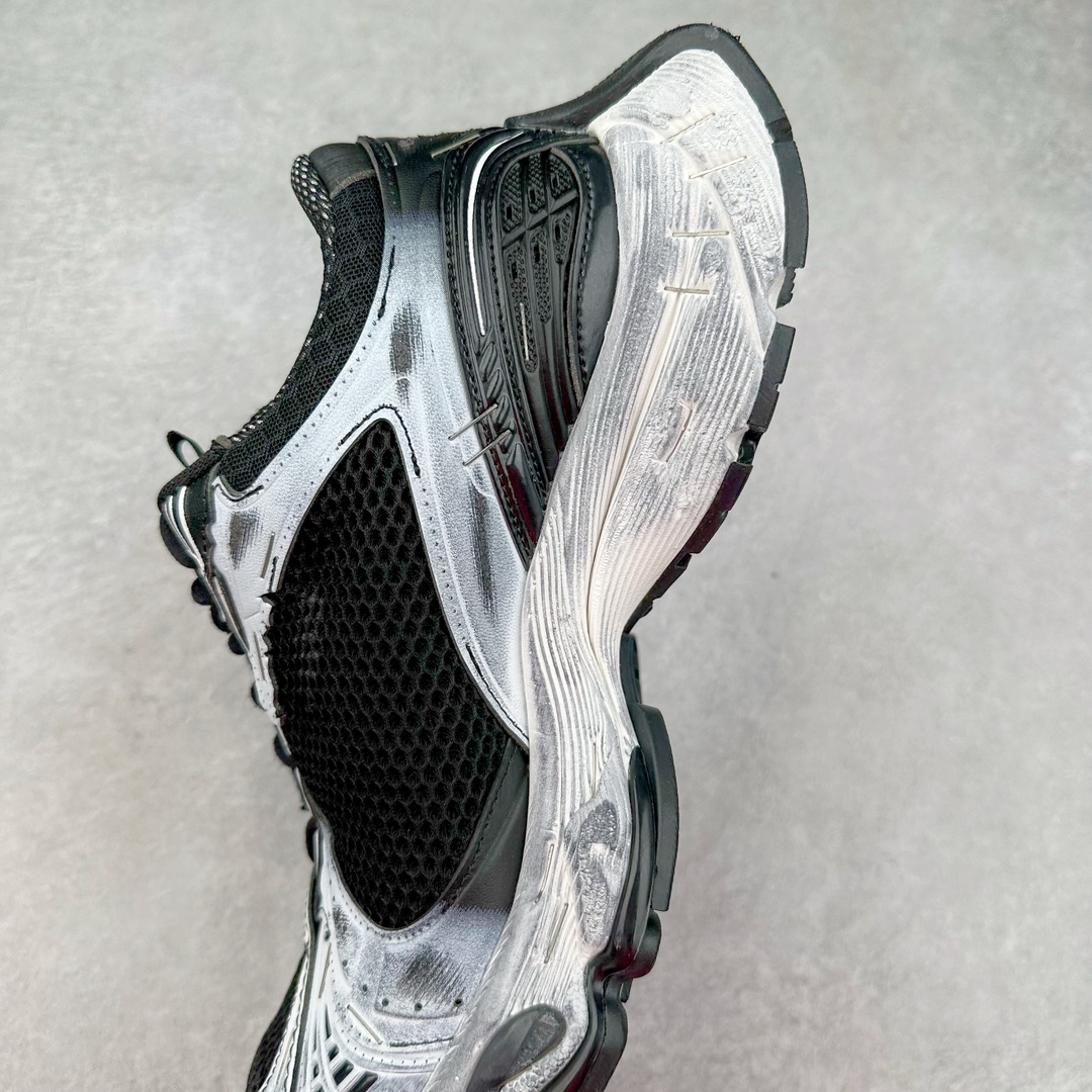 图片[7]-＃纯原 BALENCIAGA Stapler Sneakers 巴黎世家订书机鞋网布系带低帮走秀复古老爹鞋 圈内最强巴黎 尺码大小一比一还原Zp 区别其他工厂缩小两个号码 全套原纸板楦头开发 最原汁原味的灵魂版型 全鞋荧光划线卡点 胶水把控整洁度追求极致完美 每一双都是工艺品 多重QC质检 超越公司货的品控标准 实实在在的免检产品 原盒原配 正确字体电绣 粗细、位置、大小正确 侧边TPU 透气孔匹配意产原版 正确分离大底 TPU软底 原版一致大底LOGO 立体感十足 原厂皮料水洗做旧 采购原厂网纱 不含皮革 网布材料和聚氨酯 磨损效果 展现品牌对于新潮事物的热情 这款鞋子拥有巨大尺寸和醒目设计 符合当下”老爹鞋”的趋势 鞋子采用银灰配色 营造出低调而不失华丽的效果 10XL的尺码使它成为市场中最显眼的存在 适合追求个性化的人群 Balenciaga始终站在时尚前沿 此次发布的产品再次体现了他们的创新能力 偏大两码 尺码：35 36 37 38 39 40 41 42 43 44 45 46-选品中心