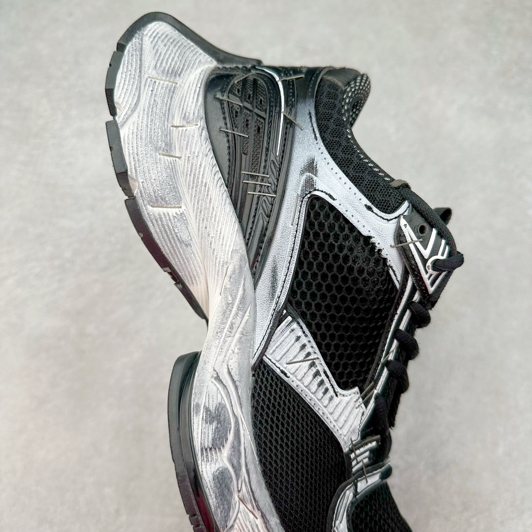 图片[6]-＃纯原 BALENCIAGA Stapler Sneakers 巴黎世家订书机鞋网布系带低帮走秀复古老爹鞋 圈内最强巴黎 尺码大小一比一还原Zp 区别其他工厂缩小两个号码 全套原纸板楦头开发 最原汁原味的灵魂版型 全鞋荧光划线卡点 胶水把控整洁度追求极致完美 每一双都是工艺品 多重QC质检 超越公司货的品控标准 实实在在的免检产品 原盒原配 正确字体电绣 粗细、位置、大小正确 侧边TPU 透气孔匹配意产原版 正确分离大底 TPU软底 原版一致大底LOGO 立体感十足 原厂皮料水洗做旧 采购原厂网纱 不含皮革 网布材料和聚氨酯 磨损效果 展现品牌对于新潮事物的热情 这款鞋子拥有巨大尺寸和醒目设计 符合当下”老爹鞋”的趋势 鞋子采用银灰配色 营造出低调而不失华丽的效果 10XL的尺码使它成为市场中最显眼的存在 适合追求个性化的人群 Balenciaga始终站在时尚前沿 此次发布的产品再次体现了他们的创新能力 偏大两码 尺码：35 36 37 38 39 40 41 42 43 44 45 46-选品中心