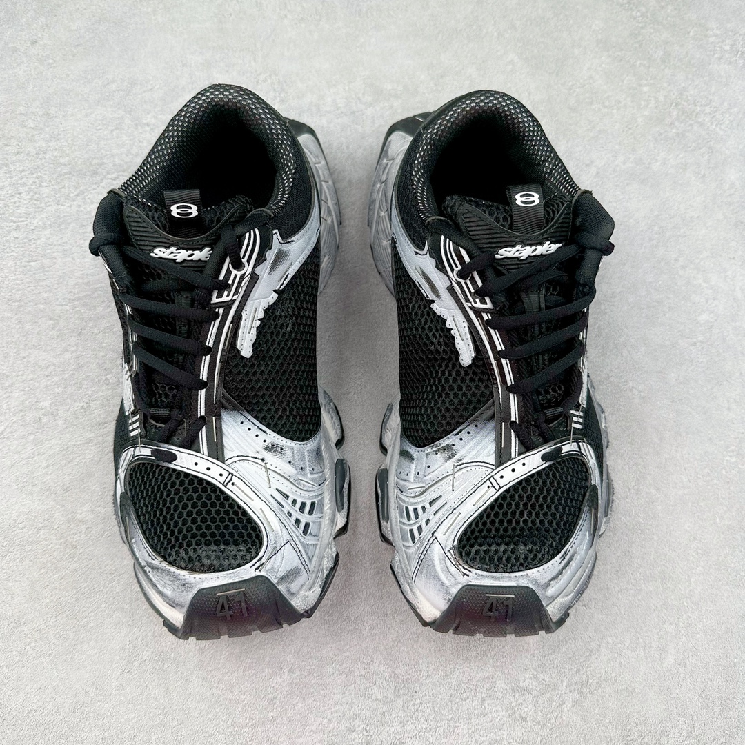 图片[2]-＃纯原 BALENCIAGA Stapler Sneakers 巴黎世家订书机鞋网布系带低帮走秀复古老爹鞋 圈内最强巴黎 尺码大小一比一还原Zp 区别其他工厂缩小两个号码 全套原纸板楦头开发 最原汁原味的灵魂版型 全鞋荧光划线卡点 胶水把控整洁度追求极致完美 每一双都是工艺品 多重QC质检 超越公司货的品控标准 实实在在的免检产品 原盒原配 正确字体电绣 粗细、位置、大小正确 侧边TPU 透气孔匹配意产原版 正确分离大底 TPU软底 原版一致大底LOGO 立体感十足 原厂皮料水洗做旧 采购原厂网纱 不含皮革 网布材料和聚氨酯 磨损效果 展现品牌对于新潮事物的热情 这款鞋子拥有巨大尺寸和醒目设计 符合当下”老爹鞋”的趋势 鞋子采用银灰配色 营造出低调而不失华丽的效果 10XL的尺码使它成为市场中最显眼的存在 适合追求个性化的人群 Balenciaga始终站在时尚前沿 此次发布的产品再次体现了他们的创新能力 偏大两码 尺码：35 36 37 38 39 40 41 42 43 44 45 46-选品中心