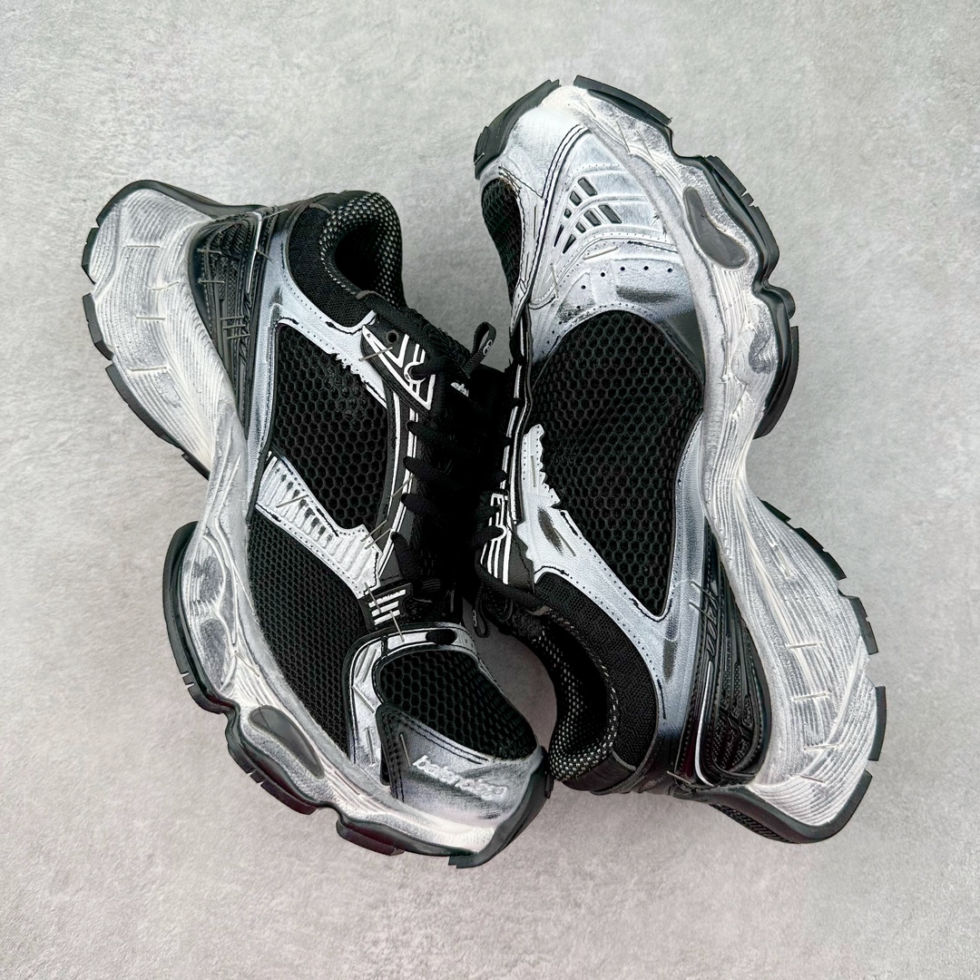 图片[3]-＃纯原 BALENCIAGA Stapler Sneakers 巴黎世家订书机鞋网布系带低帮走秀复古老爹鞋 圈内最强巴黎 尺码大小一比一还原Zp 区别其他工厂缩小两个号码 全套原纸板楦头开发 最原汁原味的灵魂版型 全鞋荧光划线卡点 胶水把控整洁度追求极致完美 每一双都是工艺品 多重QC质检 超越公司货的品控标准 实实在在的免检产品 原盒原配 正确字体电绣 粗细、位置、大小正确 侧边TPU 透气孔匹配意产原版 正确分离大底 TPU软底 原版一致大底LOGO 立体感十足 原厂皮料水洗做旧 采购原厂网纱 不含皮革 网布材料和聚氨酯 磨损效果 展现品牌对于新潮事物的热情 这款鞋子拥有巨大尺寸和醒目设计 符合当下”老爹鞋”的趋势 鞋子采用银灰配色 营造出低调而不失华丽的效果 10XL的尺码使它成为市场中最显眼的存在 适合追求个性化的人群 Balenciaga始终站在时尚前沿 此次发布的产品再次体现了他们的创新能力 偏大两码 尺码：35 36 37 38 39 40 41 42 43 44 45 46-选品中心