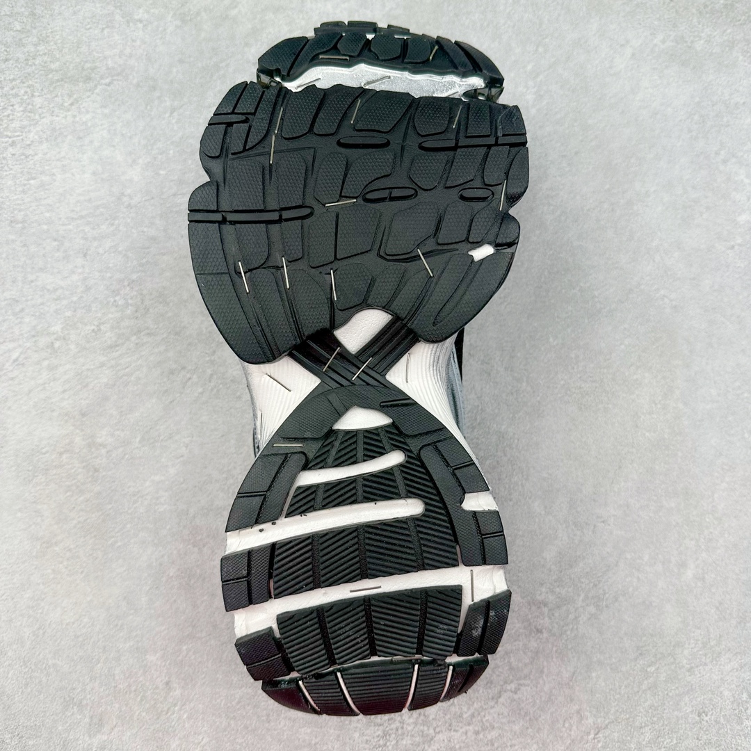 图片[9]-＃纯原 BALENCIAGA Stapler Sneakers 巴黎世家订书机鞋网布系带低帮走秀复古老爹鞋 圈内最强巴黎 尺码大小一比一还原Zp 区别其他工厂缩小两个号码 全套原纸板楦头开发 最原汁原味的灵魂版型 全鞋荧光划线卡点 胶水把控整洁度追求极致完美 每一双都是工艺品 多重QC质检 超越公司货的品控标准 实实在在的免检产品 原盒原配 正确字体电绣 粗细、位置、大小正确 侧边TPU 透气孔匹配意产原版 正确分离大底 TPU软底 原版一致大底LOGO 立体感十足 原厂皮料水洗做旧 采购原厂网纱 不含皮革 网布材料和聚氨酯 磨损效果 展现品牌对于新潮事物的热情 这款鞋子拥有巨大尺寸和醒目设计 符合当下”老爹鞋”的趋势 鞋子采用银灰配色 营造出低调而不失华丽的效果 10XL的尺码使它成为市场中最显眼的存在 适合追求个性化的人群 Balenciaga始终站在时尚前沿 此次发布的产品再次体现了他们的创新能力 偏大两码 尺码：35 36 37 38 39 40 41 42 43 44 45 46-选品中心