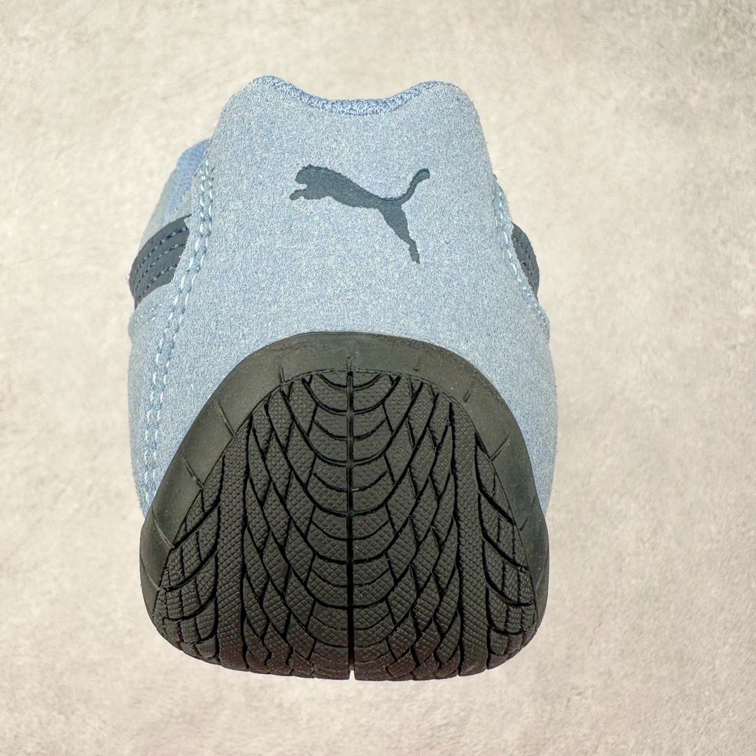 图片[8]-PUMA Speedca OG 彪马极速赛车系列低帮德训风拼接复古百搭休闲运动赛车鞋 鞋款从80、90年代赛车手所穿的防火赛车鞋为原型，鞋身线条模仿了赛车的流线廓形 体现了空气动力学原理的结构 简约流畅的外观 恰好又和贯穿其中的Formstrip Logo融合恰到好处 视觉上细节丰富且协调 本次Speedcat OG鞋款归来 最大看点自然式保留了窄版鞋型以及薄底构造 这两年各品牌鞋底越做越厚 Speedcat反其道而行之 上脚几乎无鞋底的效果带来耳目一新的视觉体验 鞋面依旧是以质感细腻的麂皮材质打造 并且大面积近乎全包裹的使用 复古味道也愈发浓烈 配色上更是将最原始的黑色和红色带回 向F1赛车队的标志性队服致敬 相信让各位一眼种草的更多是出挑的大红色 上脚即可瞬间点亮整体造型 在以球鞋为核心的OOTD中脱颖而出 而另一款黑色则是低调的万金油 彰显新潮个性的同时又不喧宾夺主 也是热爱简约系穿搭朋友的首选 尺码：36 37 37.5 38 38.5 39 40 40.5 41 42 42.5 43 44 44.5 45-选品中心