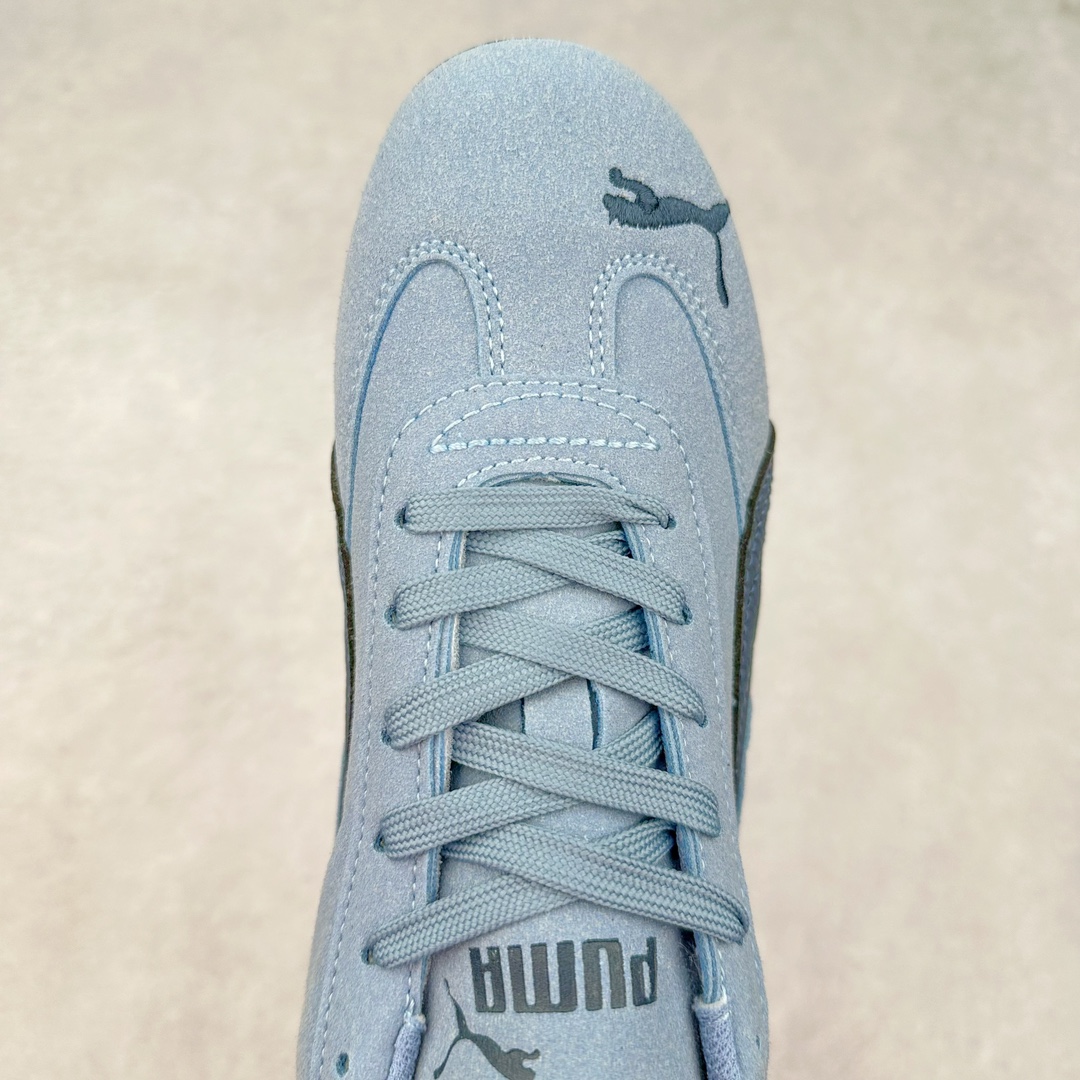 图片[4]-PUMA Speedca OG 彪马极速赛车系列低帮德训风拼接复古百搭休闲运动赛车鞋 鞋款从80、90年代赛车手所穿的防火赛车鞋为原型，鞋身线条模仿了赛车的流线廓形 体现了空气动力学原理的结构 简约流畅的外观 恰好又和贯穿其中的Formstrip Logo融合恰到好处 视觉上细节丰富且协调 本次Speedcat OG鞋款归来 最大看点自然式保留了窄版鞋型以及薄底构造 这两年各品牌鞋底越做越厚 Speedcat反其道而行之 上脚几乎无鞋底的效果带来耳目一新的视觉体验 鞋面依旧是以质感细腻的麂皮材质打造 并且大面积近乎全包裹的使用 复古味道也愈发浓烈 配色上更是将最原始的黑色和红色带回 向F1赛车队的标志性队服致敬 相信让各位一眼种草的更多是出挑的大红色 上脚即可瞬间点亮整体造型 在以球鞋为核心的OOTD中脱颖而出 而另一款黑色则是低调的万金油 彰显新潮个性的同时又不喧宾夺主 也是热爱简约系穿搭朋友的首选 尺码：36 37 37.5 38 38.5 39 40 40.5 41 42 42.5 43 44 44.5 45-选品中心