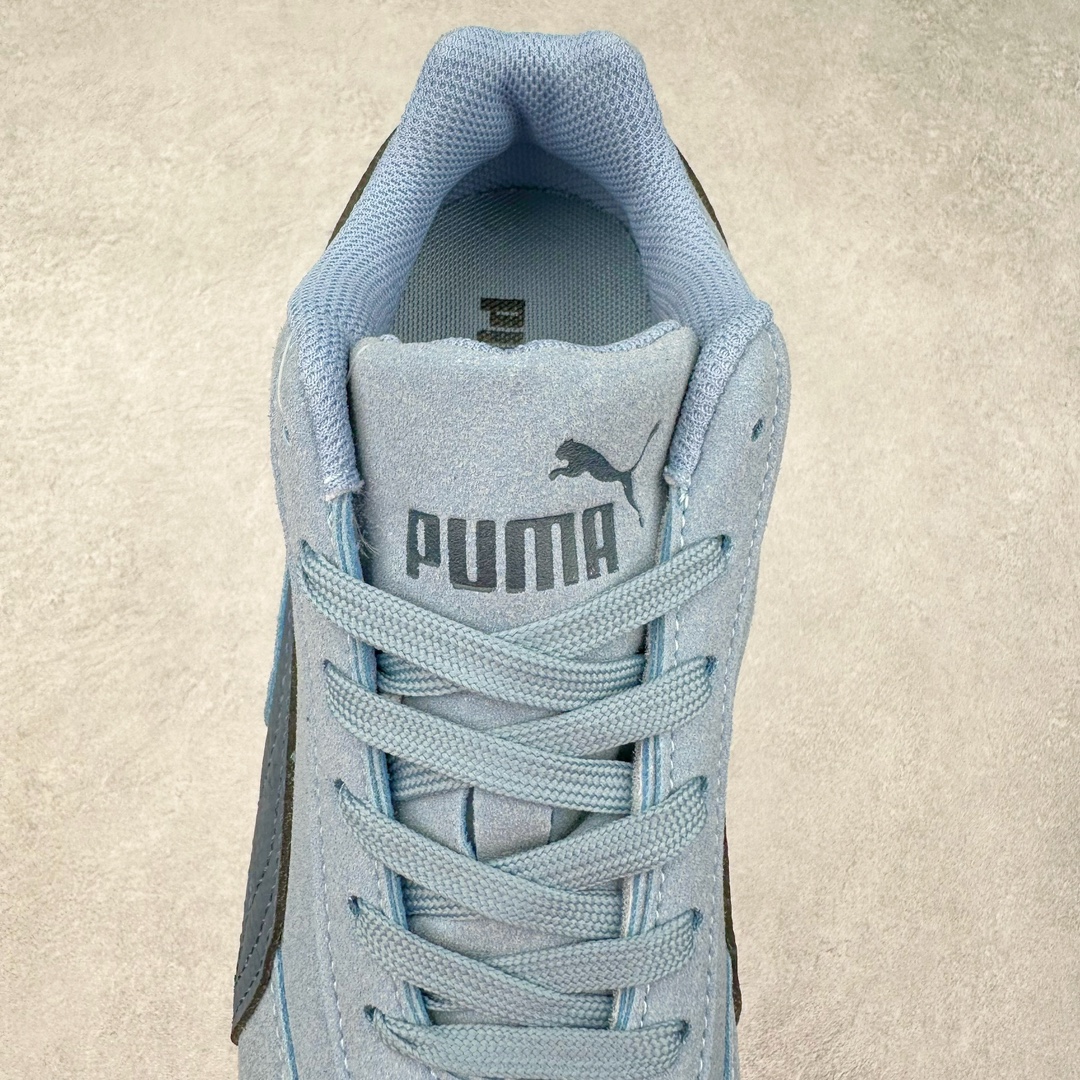 图片[5]-PUMA Speedca OG 彪马极速赛车系列低帮德训风拼接复古百搭休闲运动赛车鞋 鞋款从80、90年代赛车手所穿的防火赛车鞋为原型，鞋身线条模仿了赛车的流线廓形 体现了空气动力学原理的结构 简约流畅的外观 恰好又和贯穿其中的Formstrip Logo融合恰到好处 视觉上细节丰富且协调 本次Speedcat OG鞋款归来 最大看点自然式保留了窄版鞋型以及薄底构造 这两年各品牌鞋底越做越厚 Speedcat反其道而行之 上脚几乎无鞋底的效果带来耳目一新的视觉体验 鞋面依旧是以质感细腻的麂皮材质打造 并且大面积近乎全包裹的使用 复古味道也愈发浓烈 配色上更是将最原始的黑色和红色带回 向F1赛车队的标志性队服致敬 相信让各位一眼种草的更多是出挑的大红色 上脚即可瞬间点亮整体造型 在以球鞋为核心的OOTD中脱颖而出 而另一款黑色则是低调的万金油 彰显新潮个性的同时又不喧宾夺主 也是热爱简约系穿搭朋友的首选 尺码：36 37 37.5 38 38.5 39 40 40.5 41 42 42.5 43 44 44.5 45-选品中心