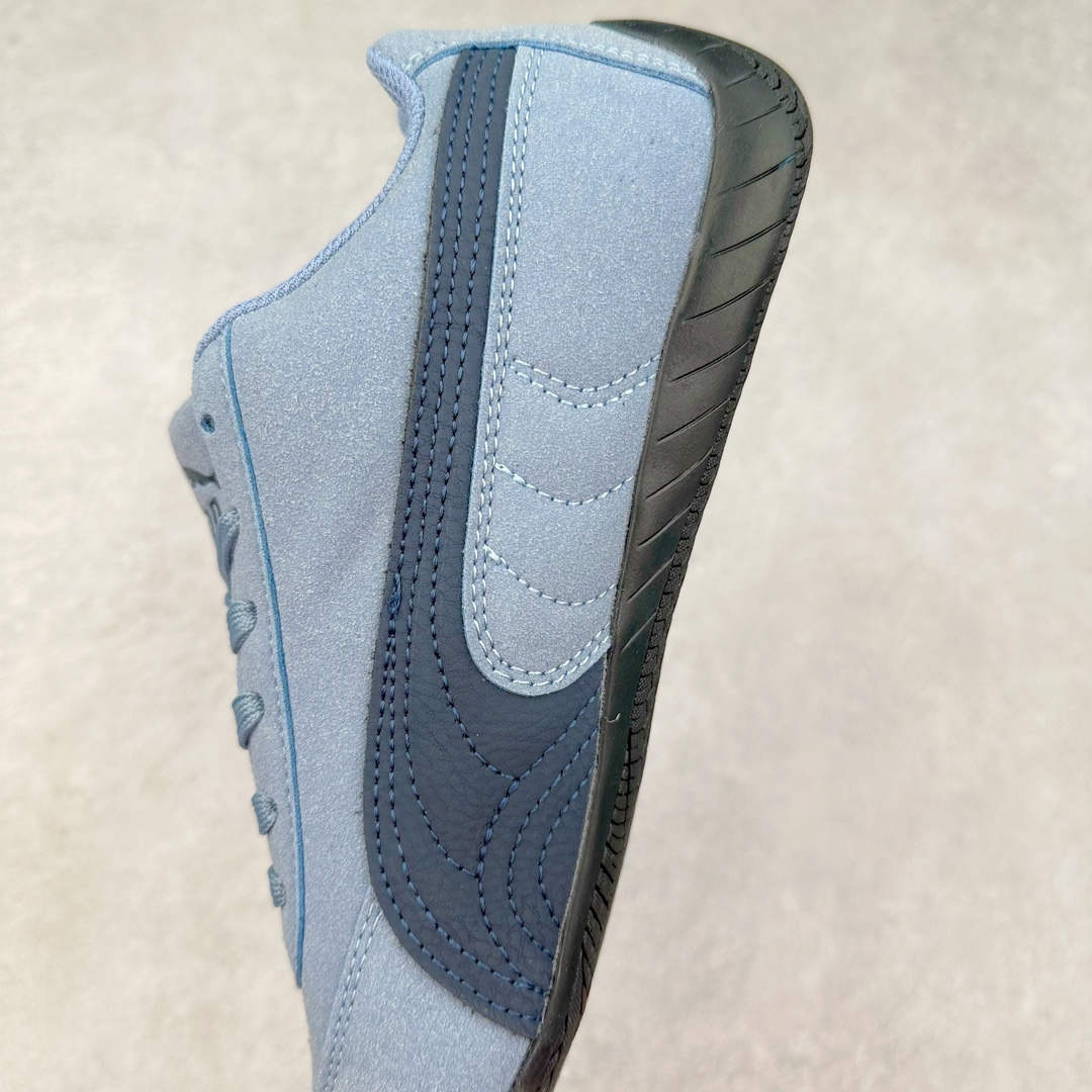 图片[7]-PUMA Speedca OG 彪马极速赛车系列低帮德训风拼接复古百搭休闲运动赛车鞋 鞋款从80、90年代赛车手所穿的防火赛车鞋为原型，鞋身线条模仿了赛车的流线廓形 体现了空气动力学原理的结构 简约流畅的外观 恰好又和贯穿其中的Formstrip Logo融合恰到好处 视觉上细节丰富且协调 本次Speedcat OG鞋款归来 最大看点自然式保留了窄版鞋型以及薄底构造 这两年各品牌鞋底越做越厚 Speedcat反其道而行之 上脚几乎无鞋底的效果带来耳目一新的视觉体验 鞋面依旧是以质感细腻的麂皮材质打造 并且大面积近乎全包裹的使用 复古味道也愈发浓烈 配色上更是将最原始的黑色和红色带回 向F1赛车队的标志性队服致敬 相信让各位一眼种草的更多是出挑的大红色 上脚即可瞬间点亮整体造型 在以球鞋为核心的OOTD中脱颖而出 而另一款黑色则是低调的万金油 彰显新潮个性的同时又不喧宾夺主 也是热爱简约系穿搭朋友的首选 尺码：36 37 37.5 38 38.5 39 40 40.5 41 42 42.5 43 44 44.5 45-选品中心