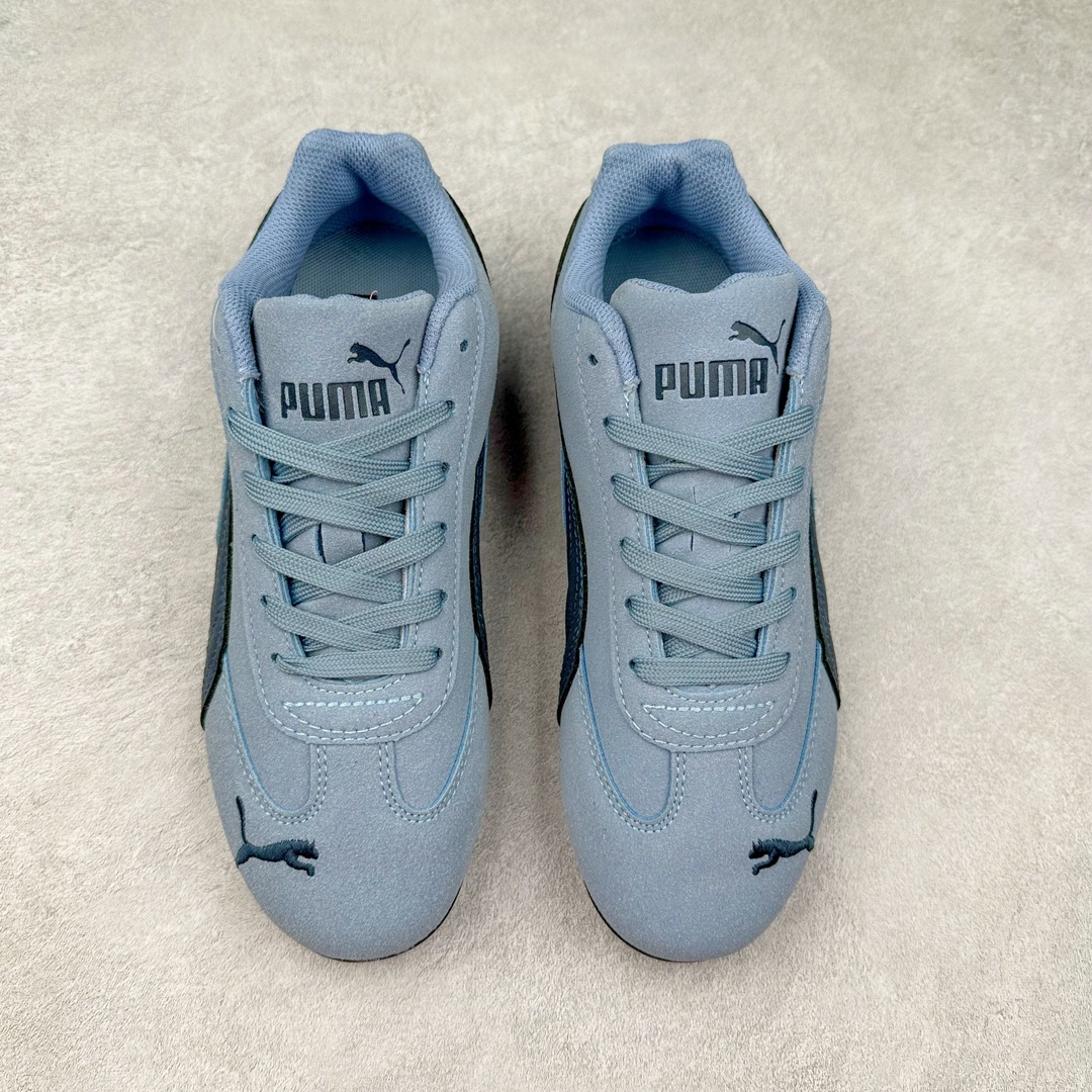 图片[2]-PUMA Speedca OG 彪马极速赛车系列低帮德训风拼接复古百搭休闲运动赛车鞋 鞋款从80、90年代赛车手所穿的防火赛车鞋为原型，鞋身线条模仿了赛车的流线廓形 体现了空气动力学原理的结构 简约流畅的外观 恰好又和贯穿其中的Formstrip Logo融合恰到好处 视觉上细节丰富且协调 本次Speedcat OG鞋款归来 最大看点自然式保留了窄版鞋型以及薄底构造 这两年各品牌鞋底越做越厚 Speedcat反其道而行之 上脚几乎无鞋底的效果带来耳目一新的视觉体验 鞋面依旧是以质感细腻的麂皮材质打造 并且大面积近乎全包裹的使用 复古味道也愈发浓烈 配色上更是将最原始的黑色和红色带回 向F1赛车队的标志性队服致敬 相信让各位一眼种草的更多是出挑的大红色 上脚即可瞬间点亮整体造型 在以球鞋为核心的OOTD中脱颖而出 而另一款黑色则是低调的万金油 彰显新潮个性的同时又不喧宾夺主 也是热爱简约系穿搭朋友的首选 尺码：36 37 37.5 38 38.5 39 40 40.5 41 42 42.5 43 44 44.5 45-选品中心