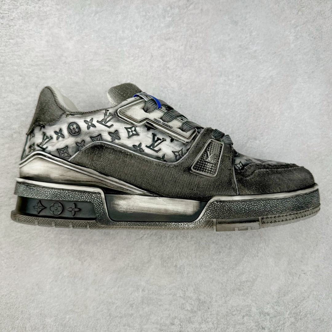 Louis Vuitton Trainer lv路易威登时装走秀运动时尚板鞋 外贸零售特供批次 2023全新纸板数据 印花高频效果碾压市面 市售天花板产物 耗时半年巨作 全套原厂新版原纸板楦头开发 原厂特供皮料加持 市场所有版本中综合最强的货品 GD实力大厂出品 全网最全配色更新最快 最成熟的做工稳定的品控 完美鞋型超高的清洁度 零毛边线头瑕疵 全套原楦原纸版原鞋开模 全网最具灵魂的版型 正确原装黄色鞋盒 正确中底印花 鞋面印花3D高频深度立体 全鞋电脑针车 紧密相连 针距密度一致 环保乳胶注塑鞋垫 厚度脚感还原原版 皮面裁剪部位 统一油边封口工艺 原装橡胶大底含胶量大底组合零偏差 专柜全套包装 防尘袋 说明书 质保卡 男女鞋 尺码：38 39 40 41 42 43 44 45-选品中心