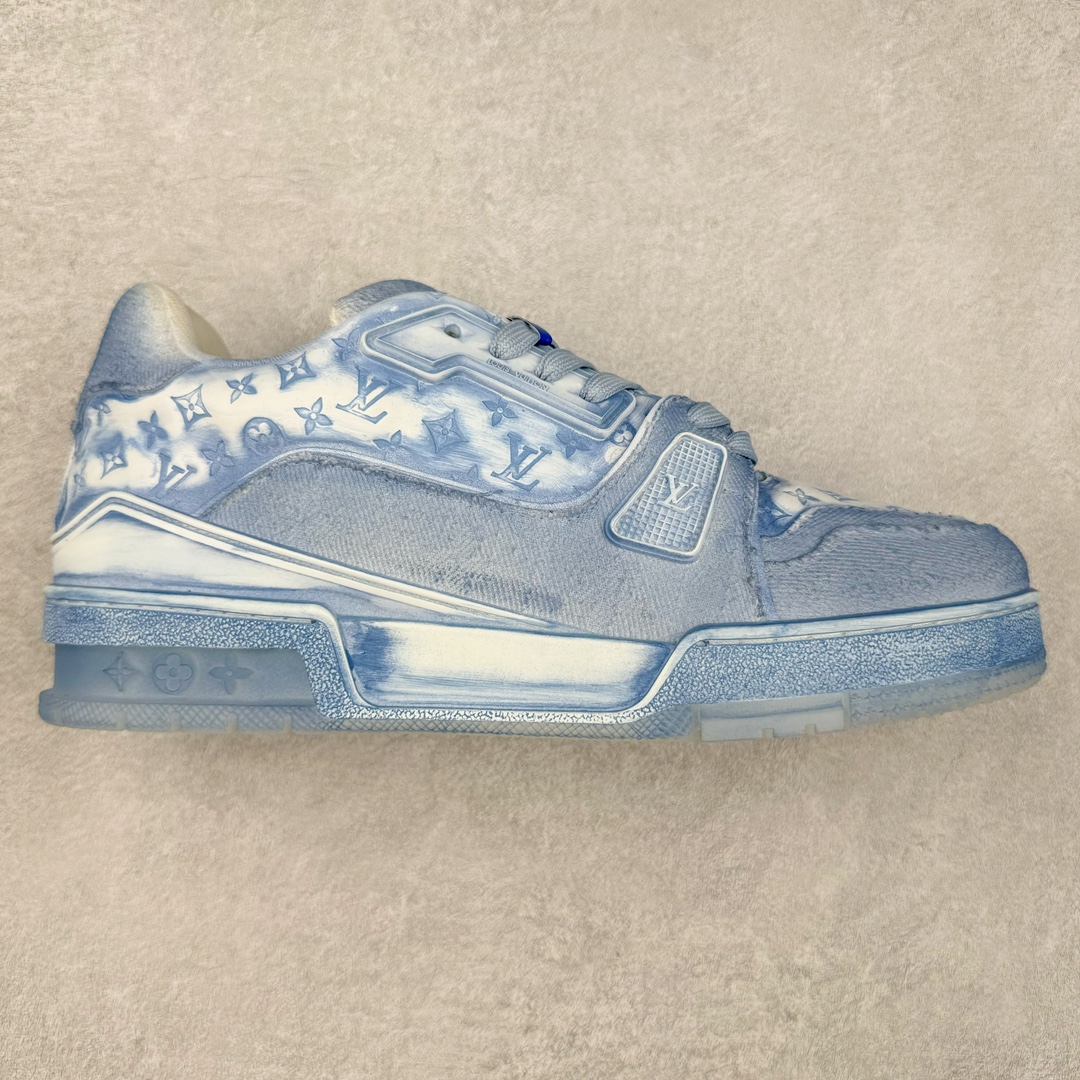 Louis Vuitton Trainer lv路易威登时装走秀运动时尚板鞋 外贸零售特供批次 2023全新纸板数据 印花高频效果碾压市面 市售天花板产物 耗时半年巨作 全套原厂新版原纸板楦头开发 原厂特供皮料加持 市场所有版本中综合最强的货品 GD实力大厂出品 全网最全配色更新最快 最成熟的做工稳定的品控 完美鞋型超高的清洁度 零毛边线头瑕疵 全套原楦原纸版原鞋开模 全网最具灵魂的版型 正确原装黄色鞋盒 正确中底印花 鞋面印花3D高频深度立体 全鞋电脑针车 紧密相连 针距密度一致 环保乳胶注塑鞋垫 厚度脚感还原原版 皮面裁剪部位 统一油边封口工艺 原装橡胶大底含胶量大底组合零偏差 专柜全套包装 防尘袋 说明书 质保卡 男女鞋 尺码：38 39 40 41 42 43 44 45-选品中心