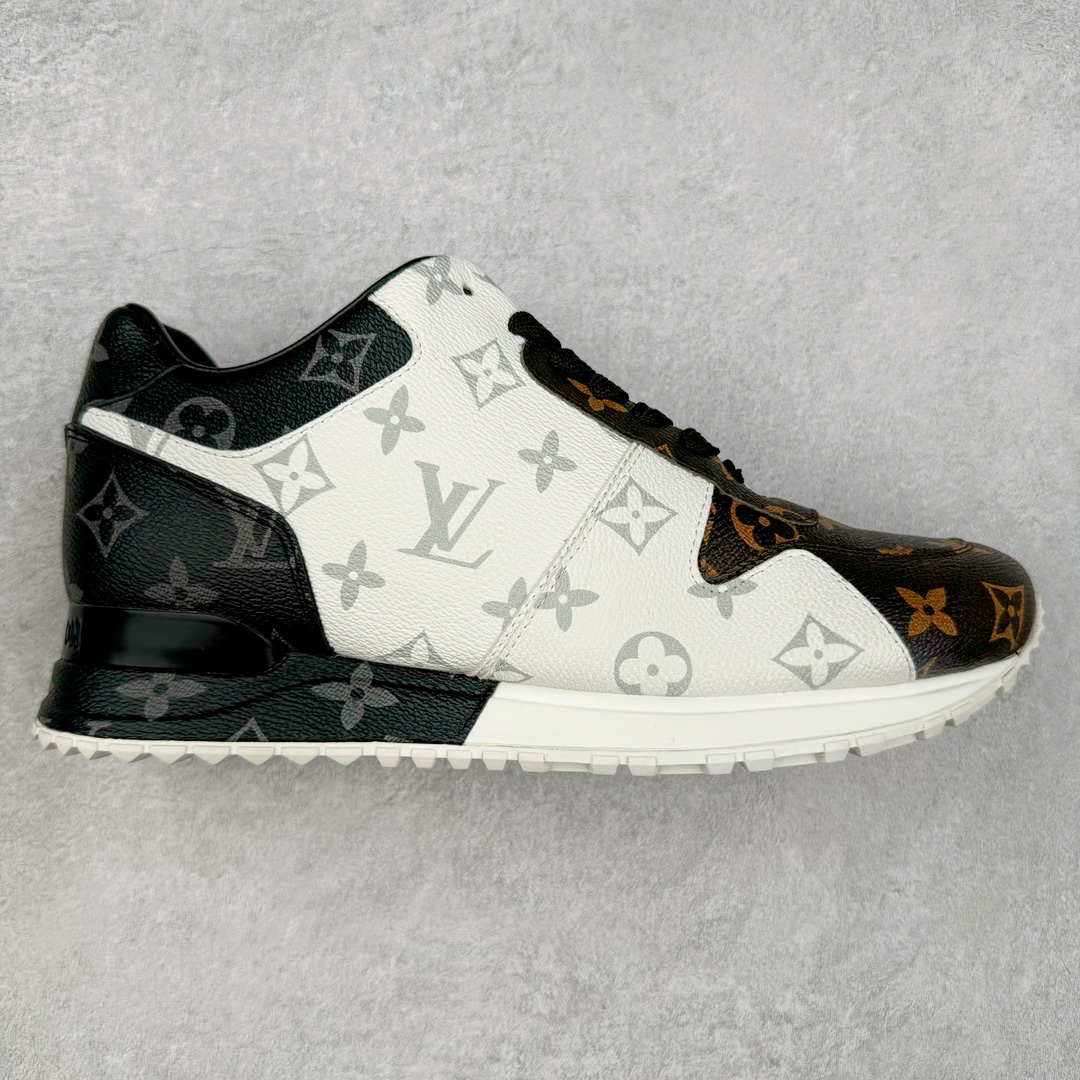 LV TRAINER SNEAKER run away男士运动鞋 顶级版本 汲取经典跑鞋的设计精髓 创造标志性run away运动鞋鞋面采用原版monogram帆布花卉黑 白 咖 灰 拼接撞色 经典不衰的流行元素 搭配科技橡胶外底和手工亮皮皮饰边 更有I*字母老花图案 贯穿整个鞋身后跟饰有品牌logo标识 内里小牛皮打造独立一体回弹乳胶牛皮垫脚 货号： 1A3N7W1622 尺码： 39 40 41 42 43 44 45（大半码）-选品中心