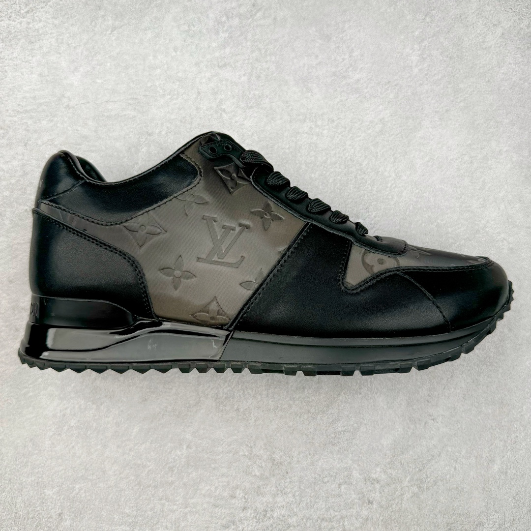 LV TRAINER SNEAKER run away男士运动鞋 顶级版本 汲取经典跑鞋的设计精髓 创造标志性run away运动鞋鞋面采用原版monogram帆布花卉黑 白 咖 灰 拼接撞色 经典不衰的流行元素 搭配科技橡胶外底和手工亮皮皮饰边 更有I*字母老花图案 贯穿整个鞋身后跟饰有品牌logo标识 内里小牛皮打造独立一体回弹乳胶牛皮垫脚 货号： 1A3N7W1622 尺码： 39 40 41 42 43 44 45（大半码）-选品中心
