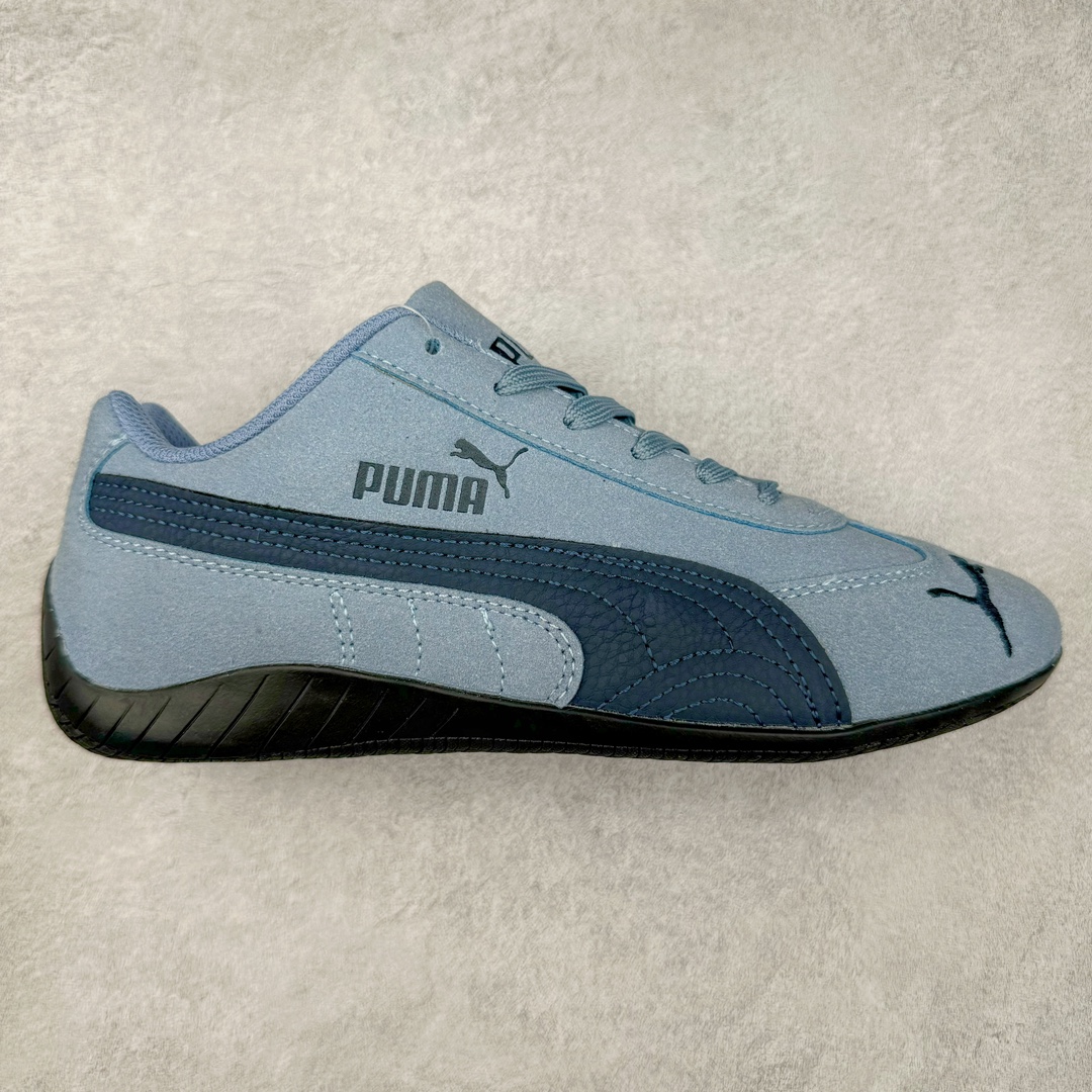 PUMA Speedca OG 彪马极速赛车系列低帮德训风拼接复古百搭休闲运动赛车鞋 鞋款从80、90年代赛车手所穿的防火赛车鞋为原型，鞋身线条模仿了赛车的流线廓形 体现了空气动力学原理的结构 简约流畅的外观 恰好又和贯穿其中的Formstrip Logo融合恰到好处 视觉上细节丰富且协调 本次Speedcat OG鞋款归来 最大看点自然式保留了窄版鞋型以及薄底构造 这两年各品牌鞋底越做越厚 Speedcat反其道而行之 上脚几乎无鞋底的效果带来耳目一新的视觉体验 鞋面依旧是以质感细腻的麂皮材质打造 并且大面积近乎全包裹的使用 复古味道也愈发浓烈 配色上更是将最原始的黑色和红色带回 向F1赛车队的标志性队服致敬 相信让各位一眼种草的更多是出挑的大红色 上脚即可瞬间点亮整体造型 在以球鞋为核心的OOTD中脱颖而出 而另一款黑色则是低调的万金油 彰显新潮个性的同时又不喧宾夺主 也是热爱简约系穿搭朋友的首选 尺码：36 37 37.5 38 38.5 39 40 40.5 41 42 42.5 43 44 44.5 45-选品中心