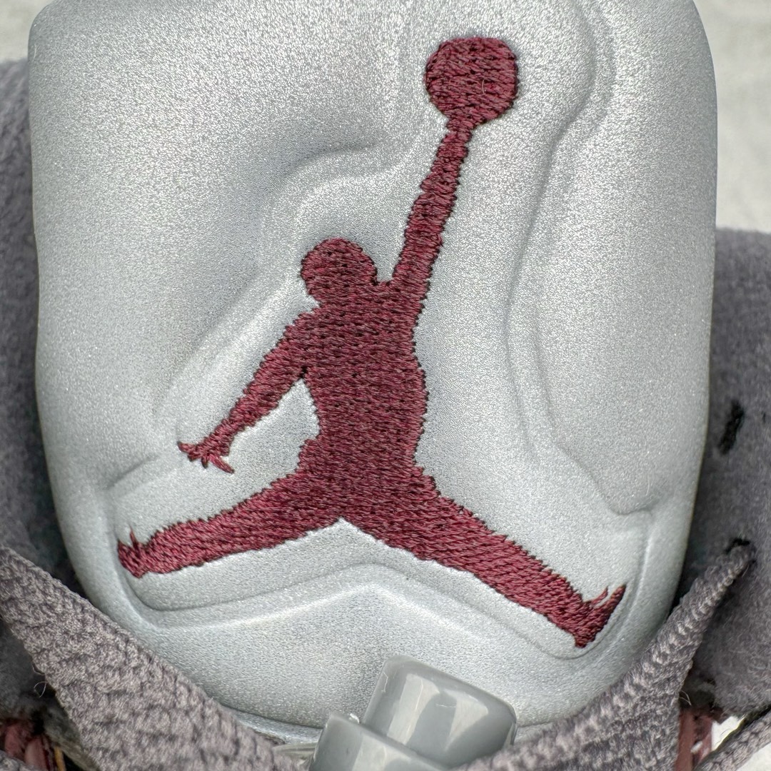 图片[10]-＃Ljr超强特价 Air Jordan AJ5 Retro 勃艮第红 DZ4131-600 注意特价无售后 之前零售六七百的东西 买到就是赚 圈内最强系列 恪守真诚 承诺混一赔十 高端零售裸鞋圈特供批次 SZ原厂全套原楦原纸板冲刀磨具开发 原厂皮料加持 原厂港宝加持定型后跟R度完美 同源原厂电绣 飞翼针数密度立体效果一致 百分百一致原鞋 原厂拉帮工艺 针距密度一致 后跟弧度收口自然不对折 极致一眼正品既视感 进口玻璃冲刀皮料裁剪零毛边 全鞋电脑针车工艺 品控清洁度最高QC检验标准 免检产品 原厂订购鞋盒、鞋标、防尘纸、鞋撑、鞋带 追求极致的原厂味道 尺码对应库存明细‼️-选品中心