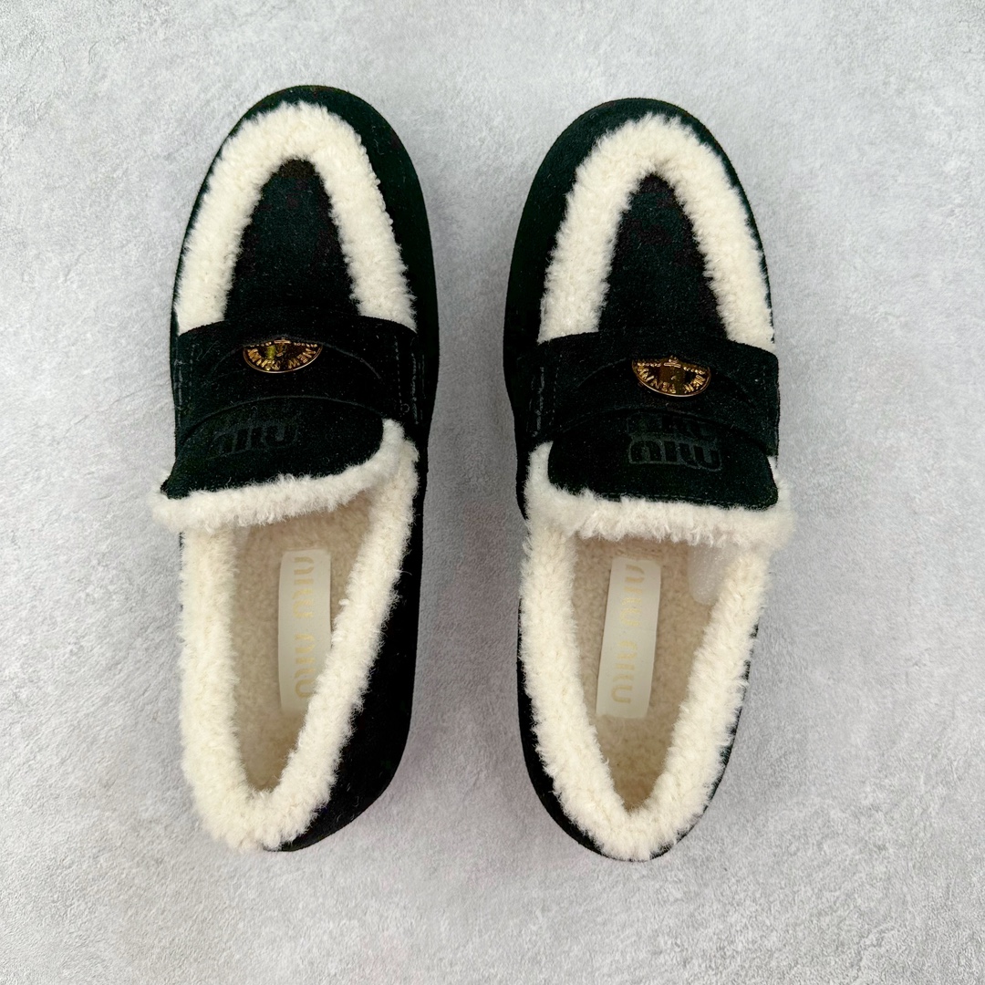 图片[3]-MiuMiu经典温暖学院风羊毛里金币豆豆鞋！ ❣️尺码：35、36、37、38、39（40可定制！不退换！） ❣️鞋面：进口麂皮（秋冬慵懒松弛感拉满） ❣️压花徽标装饰鞋舌 ❣️内里：进口羊毛内里、垫脚（温暖治愈） ❣️大底：厚底进口牛津大底（轻便舒适） 火了蛮久的MiuMiu金币乐福鞋，高级感十足，一瞬间就成了miumiu的史诗级款式，鞋面中间嵌入“金币”复古又时髦，藏起来这种可爱小心思又甜又酷，鞋型圆润秀气，一点也不笨重，上脚超级舒服，非常显腿细 ，宽脚也不怕，巨好穿，学院风通勤风可爱风都能驾驭！ 便将一枚闪亮硬币嵌入皮革饰带的凹槽，“便士乐福鞋”由此而来。Miu Miu撷取亮面皮革，为风格隽永的传统鞋履注入现代新意。-选品中心