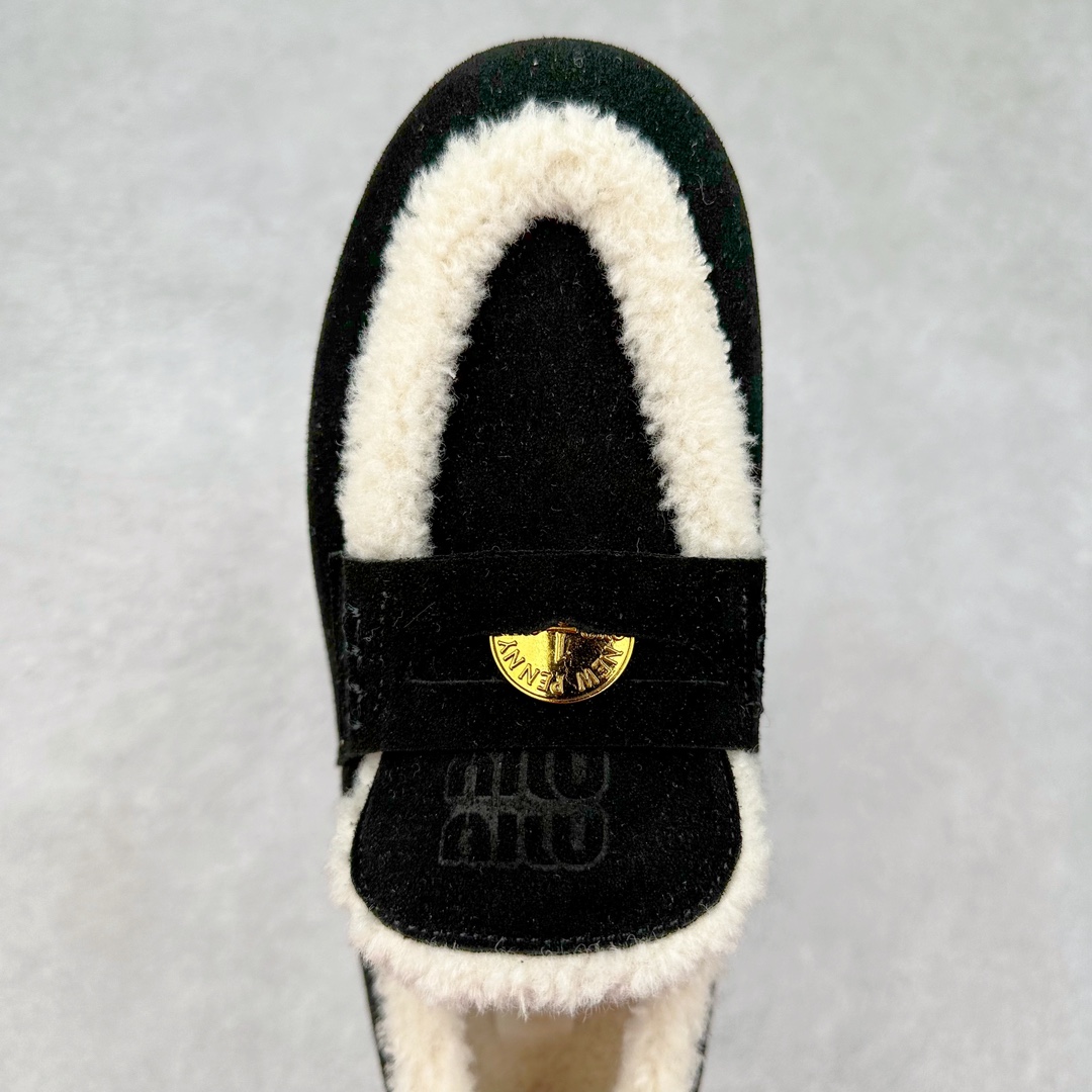 图片[4]-MiuMiu经典温暖学院风羊毛里金币豆豆鞋！ ❣️尺码：35、36、37、38、39（40可定制！不退换！） ❣️鞋面：进口麂皮（秋冬慵懒松弛感拉满） ❣️压花徽标装饰鞋舌 ❣️内里：进口羊毛内里、垫脚（温暖治愈） ❣️大底：厚底进口牛津大底（轻便舒适） 火了蛮久的MiuMiu金币乐福鞋，高级感十足，一瞬间就成了miumiu的史诗级款式，鞋面中间嵌入“金币”复古又时髦，藏起来这种可爱小心思又甜又酷，鞋型圆润秀气，一点也不笨重，上脚超级舒服，非常显腿细 ，宽脚也不怕，巨好穿，学院风通勤风可爱风都能驾驭！ 便将一枚闪亮硬币嵌入皮革饰带的凹槽，“便士乐福鞋”由此而来。Miu Miu撷取亮面皮革，为风格隽永的传统鞋履注入现代新意。-选品中心