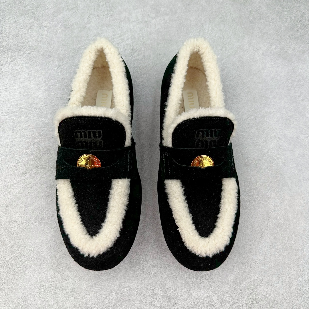 图片[2]-MiuMiu经典温暖学院风羊毛里金币豆豆鞋！ ❣️尺码：35、36、37、38、39（40可定制！不退换！） ❣️鞋面：进口麂皮（秋冬慵懒松弛感拉满） ❣️压花徽标装饰鞋舌 ❣️内里：进口羊毛内里、垫脚（温暖治愈） ❣️大底：厚底进口牛津大底（轻便舒适） 火了蛮久的MiuMiu金币乐福鞋，高级感十足，一瞬间就成了miumiu的史诗级款式，鞋面中间嵌入“金币”复古又时髦，藏起来这种可爱小心思又甜又酷，鞋型圆润秀气，一点也不笨重，上脚超级舒服，非常显腿细 ，宽脚也不怕，巨好穿，学院风通勤风可爱风都能驾驭！ 便将一枚闪亮硬币嵌入皮革饰带的凹槽，“便士乐福鞋”由此而来。Miu Miu撷取亮面皮革，为风格隽永的传统鞋履注入现代新意。-选品中心