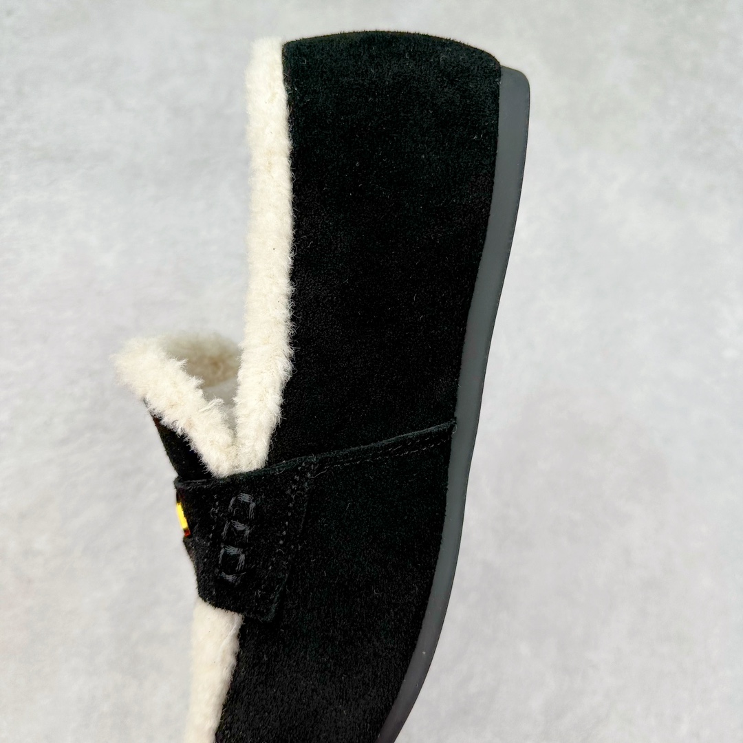 图片[7]-MiuMiu经典温暖学院风羊毛里金币豆豆鞋！ ❣️尺码：35、36、37、38、39（40可定制！不退换！） ❣️鞋面：进口麂皮（秋冬慵懒松弛感拉满） ❣️压花徽标装饰鞋舌 ❣️内里：进口羊毛内里、垫脚（温暖治愈） ❣️大底：厚底进口牛津大底（轻便舒适） 火了蛮久的MiuMiu金币乐福鞋，高级感十足，一瞬间就成了miumiu的史诗级款式，鞋面中间嵌入“金币”复古又时髦，藏起来这种可爱小心思又甜又酷，鞋型圆润秀气，一点也不笨重，上脚超级舒服，非常显腿细 ，宽脚也不怕，巨好穿，学院风通勤风可爱风都能驾驭！ 便将一枚闪亮硬币嵌入皮革饰带的凹槽，“便士乐福鞋”由此而来。Miu Miu撷取亮面皮革，为风格隽永的传统鞋履注入现代新意。-选品中心