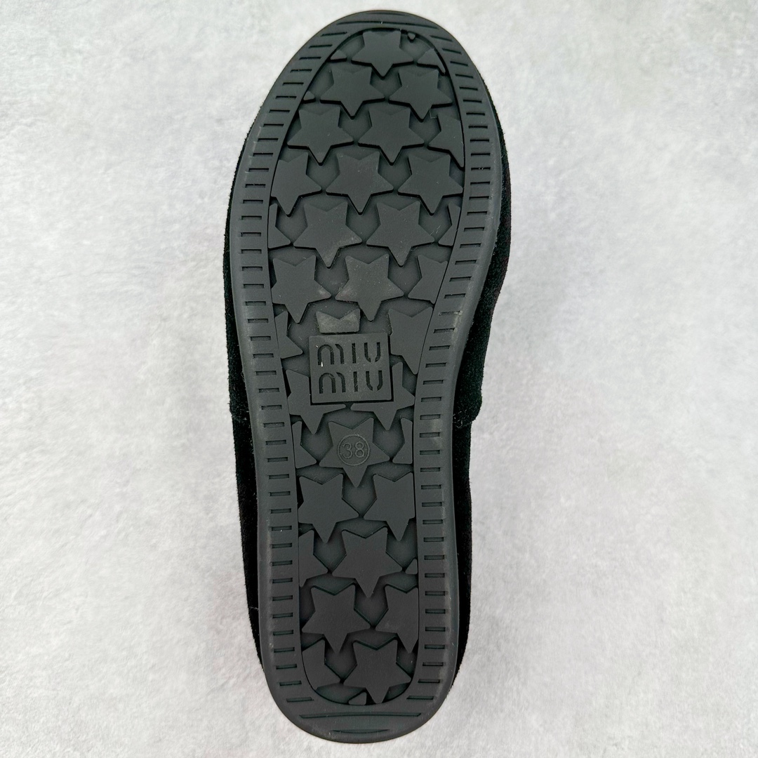 图片[9]-MiuMiu经典温暖学院风羊毛里金币豆豆鞋！ ❣️尺码：35、36、37、38、39（40可定制！不退换！） ❣️鞋面：进口麂皮（秋冬慵懒松弛感拉满） ❣️压花徽标装饰鞋舌 ❣️内里：进口羊毛内里、垫脚（温暖治愈） ❣️大底：厚底进口牛津大底（轻便舒适） 火了蛮久的MiuMiu金币乐福鞋，高级感十足，一瞬间就成了miumiu的史诗级款式，鞋面中间嵌入“金币”复古又时髦，藏起来这种可爱小心思又甜又酷，鞋型圆润秀气，一点也不笨重，上脚超级舒服，非常显腿细 ，宽脚也不怕，巨好穿，学院风通勤风可爱风都能驾驭！ 便将一枚闪亮硬币嵌入皮革饰带的凹槽，“便士乐福鞋”由此而来。Miu Miu撷取亮面皮革，为风格隽永的传统鞋履注入现代新意。-选品中心