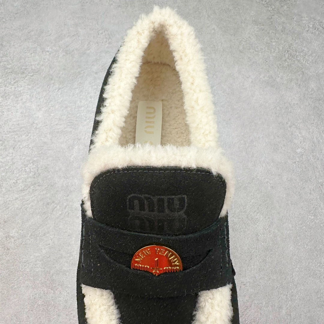 图片[5]-MiuMiu经典温暖学院风羊毛里金币豆豆鞋！ ❣️尺码：35、36、37、38、39（40可定制！不退换！） ❣️鞋面：进口麂皮（秋冬慵懒松弛感拉满） ❣️压花徽标装饰鞋舌 ❣️内里：进口羊毛内里、垫脚（温暖治愈） ❣️大底：厚底进口牛津大底（轻便舒适） 火了蛮久的MiuMiu金币乐福鞋，高级感十足，一瞬间就成了miumiu的史诗级款式，鞋面中间嵌入“金币”复古又时髦，藏起来这种可爱小心思又甜又酷，鞋型圆润秀气，一点也不笨重，上脚超级舒服，非常显腿细 ，宽脚也不怕，巨好穿，学院风通勤风可爱风都能驾驭！ 便将一枚闪亮硬币嵌入皮革饰带的凹槽，“便士乐福鞋”由此而来。Miu Miu撷取亮面皮革，为风格隽永的传统鞋履注入现代新意。-选品中心