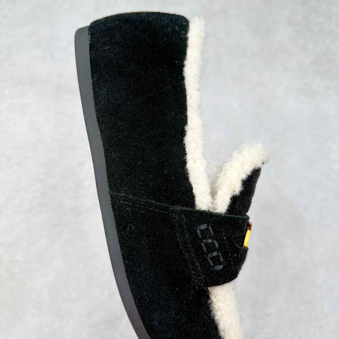 图片[6]-MiuMiu经典温暖学院风羊毛里金币豆豆鞋！ ❣️尺码：35、36、37、38、39（40可定制！不退换！） ❣️鞋面：进口麂皮（秋冬慵懒松弛感拉满） ❣️压花徽标装饰鞋舌 ❣️内里：进口羊毛内里、垫脚（温暖治愈） ❣️大底：厚底进口牛津大底（轻便舒适） 火了蛮久的MiuMiu金币乐福鞋，高级感十足，一瞬间就成了miumiu的史诗级款式，鞋面中间嵌入“金币”复古又时髦，藏起来这种可爱小心思又甜又酷，鞋型圆润秀气，一点也不笨重，上脚超级舒服，非常显腿细 ，宽脚也不怕，巨好穿，学院风通勤风可爱风都能驾驭！ 便将一枚闪亮硬币嵌入皮革饰带的凹槽，“便士乐福鞋”由此而来。Miu Miu撷取亮面皮革，为风格隽永的传统鞋履注入现代新意。-选品中心