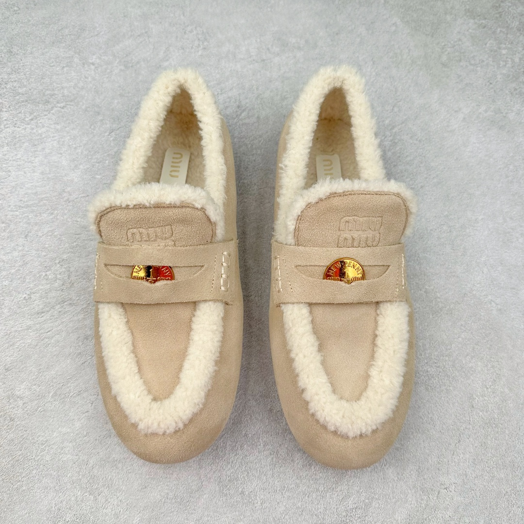 图片[2]-MiuMiu经典温暖学院风羊毛里金币豆豆鞋！ ❣️尺码：35、36、37、38、39（40可定制！不退换！） ❣️鞋面：进口麂皮（秋冬慵懒松弛感拉满） ❣️压花徽标装饰鞋舌 ❣️内里：进口羊毛内里、垫脚（温暖治愈） ❣️大底：厚底进口牛津大底（轻便舒适） 火了蛮久的MiuMiu金币乐福鞋，高级感十足，一瞬间就成了miumiu的史诗级款式，鞋面中间嵌入“金币”复古又时髦，藏起来这种可爱小心思又甜又酷，鞋型圆润秀气，一点也不笨重，上脚超级舒服，非常显腿细 ，宽脚也不怕，巨好穿，学院风通勤风可爱风都能驾驭！ 便将一枚闪亮硬币嵌入皮革饰带的凹槽，“便士乐福鞋”由此而来。Miu Miu撷取亮面皮革，为风格隽永的传统鞋履注入现代新意。-选品中心