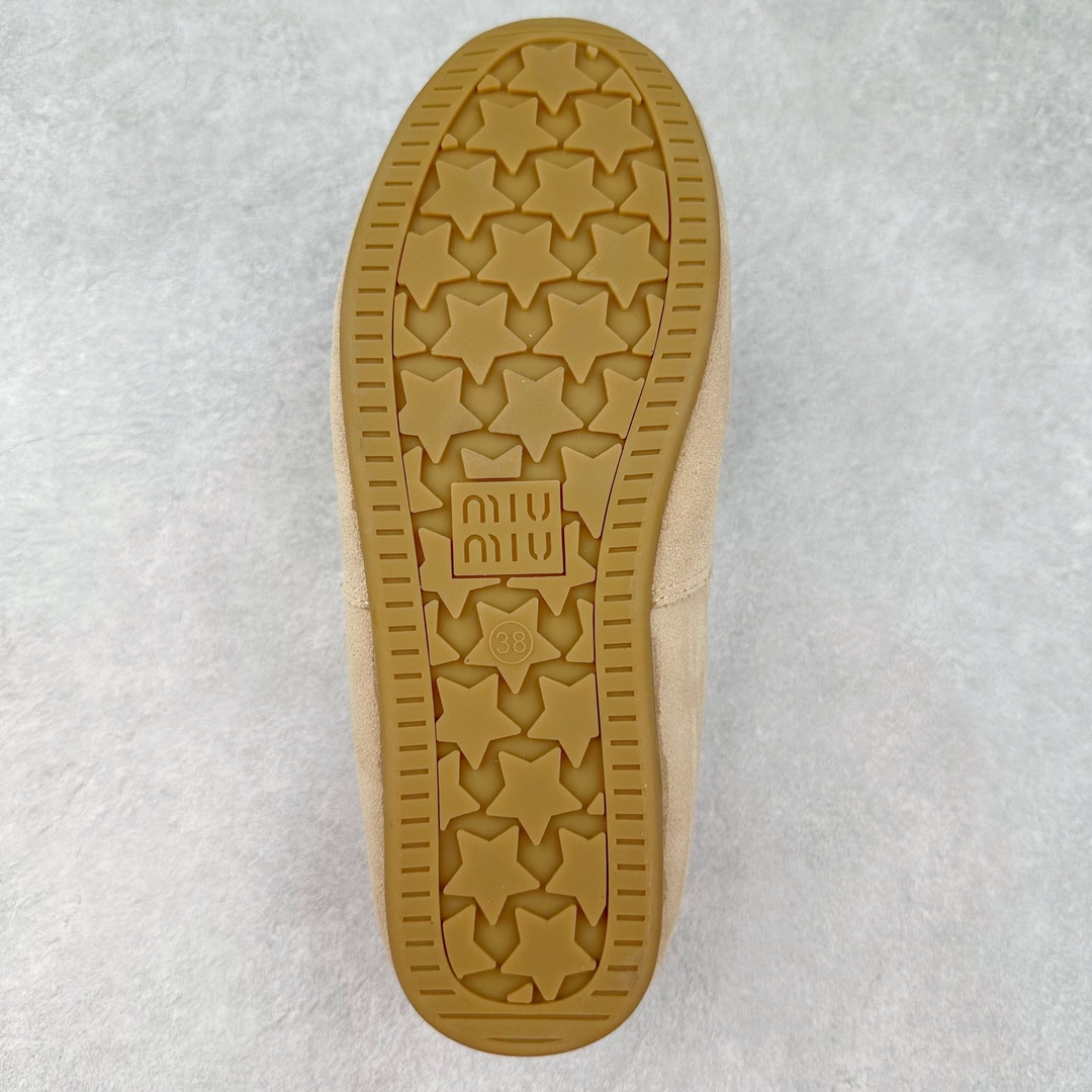 图片[9]-MiuMiu经典温暖学院风羊毛里金币豆豆鞋！ ❣️尺码：35、36、37、38、39（40可定制！不退换！） ❣️鞋面：进口麂皮（秋冬慵懒松弛感拉满） ❣️压花徽标装饰鞋舌 ❣️内里：进口羊毛内里、垫脚（温暖治愈） ❣️大底：厚底进口牛津大底（轻便舒适） 火了蛮久的MiuMiu金币乐福鞋，高级感十足，一瞬间就成了miumiu的史诗级款式，鞋面中间嵌入“金币”复古又时髦，藏起来这种可爱小心思又甜又酷，鞋型圆润秀气，一点也不笨重，上脚超级舒服，非常显腿细 ，宽脚也不怕，巨好穿，学院风通勤风可爱风都能驾驭！ 便将一枚闪亮硬币嵌入皮革饰带的凹槽，“便士乐福鞋”由此而来。Miu Miu撷取亮面皮革，为风格隽永的传统鞋履注入现代新意。-选品中心