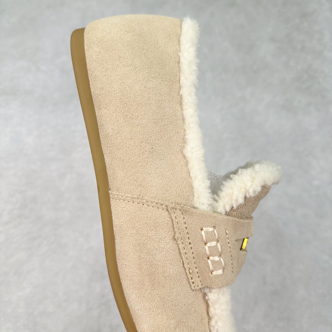 图片[6]-MiuMiu经典温暖学院风羊毛里金币豆豆鞋！ ❣️尺码：35、36、37、38、39（40可定制！不退换！） ❣️鞋面：进口麂皮（秋冬慵懒松弛感拉满） ❣️压花徽标装饰鞋舌 ❣️内里：进口羊毛内里、垫脚（温暖治愈） ❣️大底：厚底进口牛津大底（轻便舒适） 火了蛮久的MiuMiu金币乐福鞋，高级感十足，一瞬间就成了miumiu的史诗级款式，鞋面中间嵌入“金币”复古又时髦，藏起来这种可爱小心思又甜又酷，鞋型圆润秀气，一点也不笨重，上脚超级舒服，非常显腿细 ，宽脚也不怕，巨好穿，学院风通勤风可爱风都能驾驭！ 便将一枚闪亮硬币嵌入皮革饰带的凹槽，“便士乐福鞋”由此而来。Miu Miu撷取亮面皮革，为风格隽永的传统鞋履注入现代新意。-选品中心