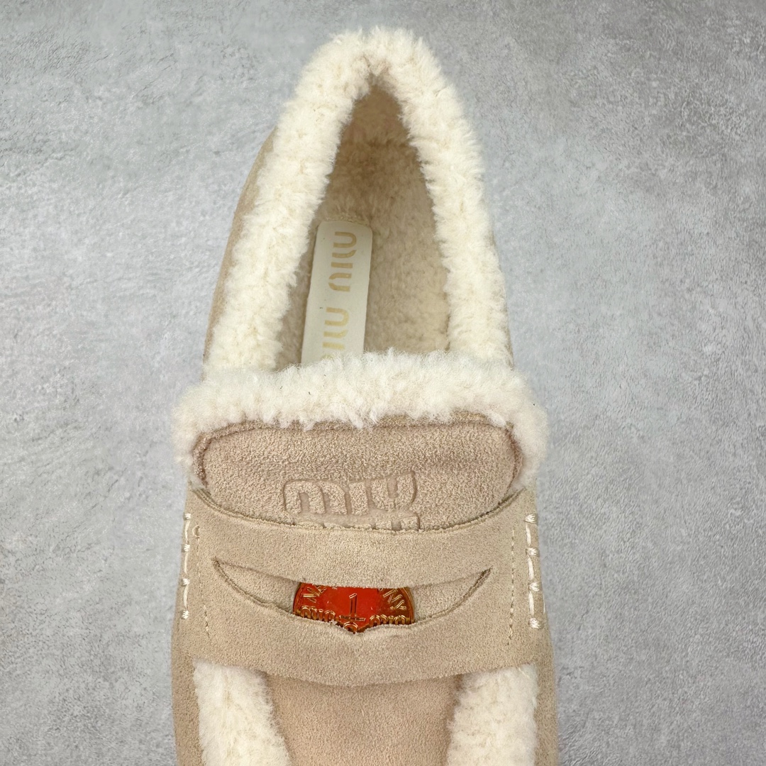 图片[5]-MiuMiu经典温暖学院风羊毛里金币豆豆鞋！ ❣️尺码：35、36、37、38、39（40可定制！不退换！） ❣️鞋面：进口麂皮（秋冬慵懒松弛感拉满） ❣️压花徽标装饰鞋舌 ❣️内里：进口羊毛内里、垫脚（温暖治愈） ❣️大底：厚底进口牛津大底（轻便舒适） 火了蛮久的MiuMiu金币乐福鞋，高级感十足，一瞬间就成了miumiu的史诗级款式，鞋面中间嵌入“金币”复古又时髦，藏起来这种可爱小心思又甜又酷，鞋型圆润秀气，一点也不笨重，上脚超级舒服，非常显腿细 ，宽脚也不怕，巨好穿，学院风通勤风可爱风都能驾驭！ 便将一枚闪亮硬币嵌入皮革饰带的凹槽，“便士乐福鞋”由此而来。Miu Miu撷取亮面皮革，为风格隽永的传统鞋履注入现代新意。-选品中心