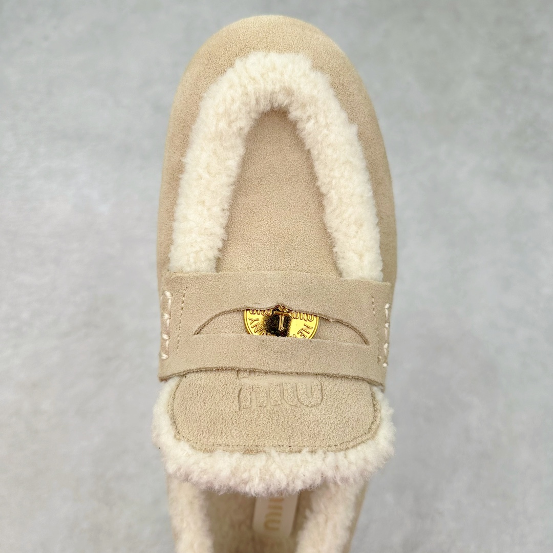 图片[4]-MiuMiu经典温暖学院风羊毛里金币豆豆鞋！ ❣️尺码：35、36、37、38、39（40可定制！不退换！） ❣️鞋面：进口麂皮（秋冬慵懒松弛感拉满） ❣️压花徽标装饰鞋舌 ❣️内里：进口羊毛内里、垫脚（温暖治愈） ❣️大底：厚底进口牛津大底（轻便舒适） 火了蛮久的MiuMiu金币乐福鞋，高级感十足，一瞬间就成了miumiu的史诗级款式，鞋面中间嵌入“金币”复古又时髦，藏起来这种可爱小心思又甜又酷，鞋型圆润秀气，一点也不笨重，上脚超级舒服，非常显腿细 ，宽脚也不怕，巨好穿，学院风通勤风可爱风都能驾驭！ 便将一枚闪亮硬币嵌入皮革饰带的凹槽，“便士乐福鞋”由此而来。Miu Miu撷取亮面皮革，为风格隽永的传统鞋履注入现代新意。-选品中心