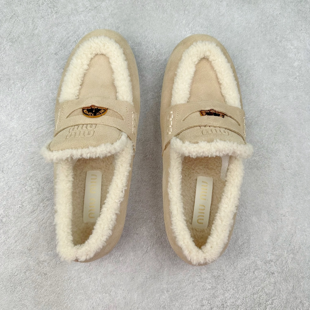 图片[3]-MiuMiu经典温暖学院风羊毛里金币豆豆鞋！ ❣️尺码：35、36、37、38、39（40可定制！不退换！） ❣️鞋面：进口麂皮（秋冬慵懒松弛感拉满） ❣️压花徽标装饰鞋舌 ❣️内里：进口羊毛内里、垫脚（温暖治愈） ❣️大底：厚底进口牛津大底（轻便舒适） 火了蛮久的MiuMiu金币乐福鞋，高级感十足，一瞬间就成了miumiu的史诗级款式，鞋面中间嵌入“金币”复古又时髦，藏起来这种可爱小心思又甜又酷，鞋型圆润秀气，一点也不笨重，上脚超级舒服，非常显腿细 ，宽脚也不怕，巨好穿，学院风通勤风可爱风都能驾驭！ 便将一枚闪亮硬币嵌入皮革饰带的凹槽，“便士乐福鞋”由此而来。Miu Miu撷取亮面皮革，为风格隽永的传统鞋履注入现代新意。-选品中心