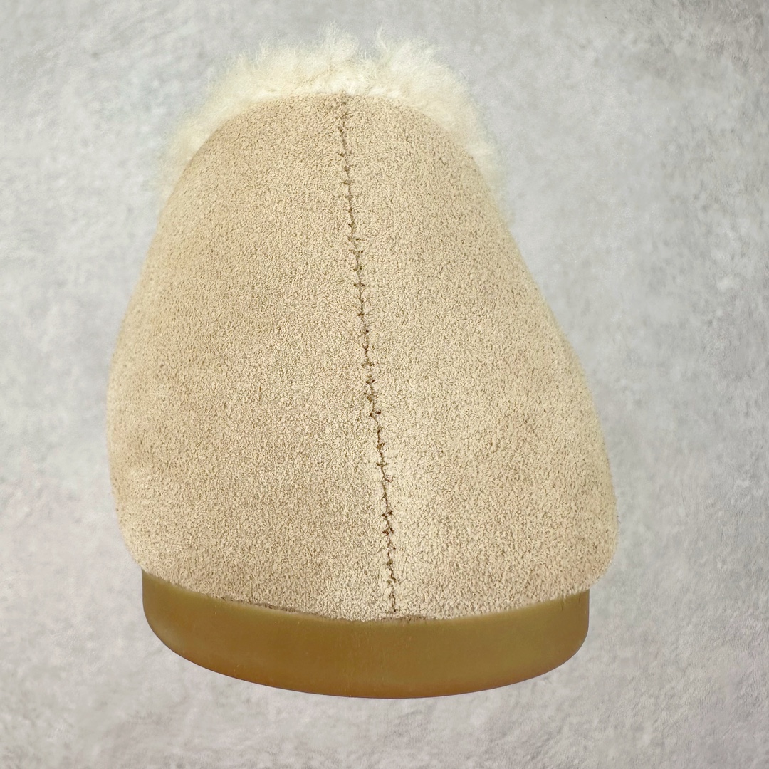 图片[8]-MiuMiu经典温暖学院风羊毛里金币豆豆鞋！ ❣️尺码：35、36、37、38、39（40可定制！不退换！） ❣️鞋面：进口麂皮（秋冬慵懒松弛感拉满） ❣️压花徽标装饰鞋舌 ❣️内里：进口羊毛内里、垫脚（温暖治愈） ❣️大底：厚底进口牛津大底（轻便舒适） 火了蛮久的MiuMiu金币乐福鞋，高级感十足，一瞬间就成了miumiu的史诗级款式，鞋面中间嵌入“金币”复古又时髦，藏起来这种可爱小心思又甜又酷，鞋型圆润秀气，一点也不笨重，上脚超级舒服，非常显腿细 ，宽脚也不怕，巨好穿，学院风通勤风可爱风都能驾驭！ 便将一枚闪亮硬币嵌入皮革饰带的凹槽，“便士乐福鞋”由此而来。Miu Miu撷取亮面皮革，为风格隽永的传统鞋履注入现代新意。-选品中心