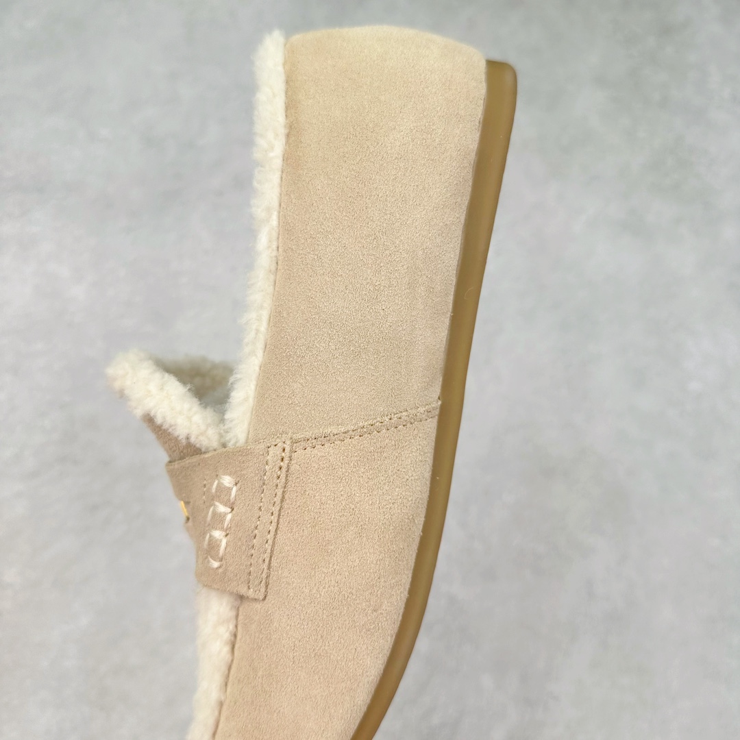 图片[7]-MiuMiu经典温暖学院风羊毛里金币豆豆鞋！ ❣️尺码：35、36、37、38、39（40可定制！不退换！） ❣️鞋面：进口麂皮（秋冬慵懒松弛感拉满） ❣️压花徽标装饰鞋舌 ❣️内里：进口羊毛内里、垫脚（温暖治愈） ❣️大底：厚底进口牛津大底（轻便舒适） 火了蛮久的MiuMiu金币乐福鞋，高级感十足，一瞬间就成了miumiu的史诗级款式，鞋面中间嵌入“金币”复古又时髦，藏起来这种可爱小心思又甜又酷，鞋型圆润秀气，一点也不笨重，上脚超级舒服，非常显腿细 ，宽脚也不怕，巨好穿，学院风通勤风可爱风都能驾驭！ 便将一枚闪亮硬币嵌入皮革饰带的凹槽，“便士乐福鞋”由此而来。Miu Miu撷取亮面皮革，为风格隽永的传统鞋履注入现代新意。-选品中心