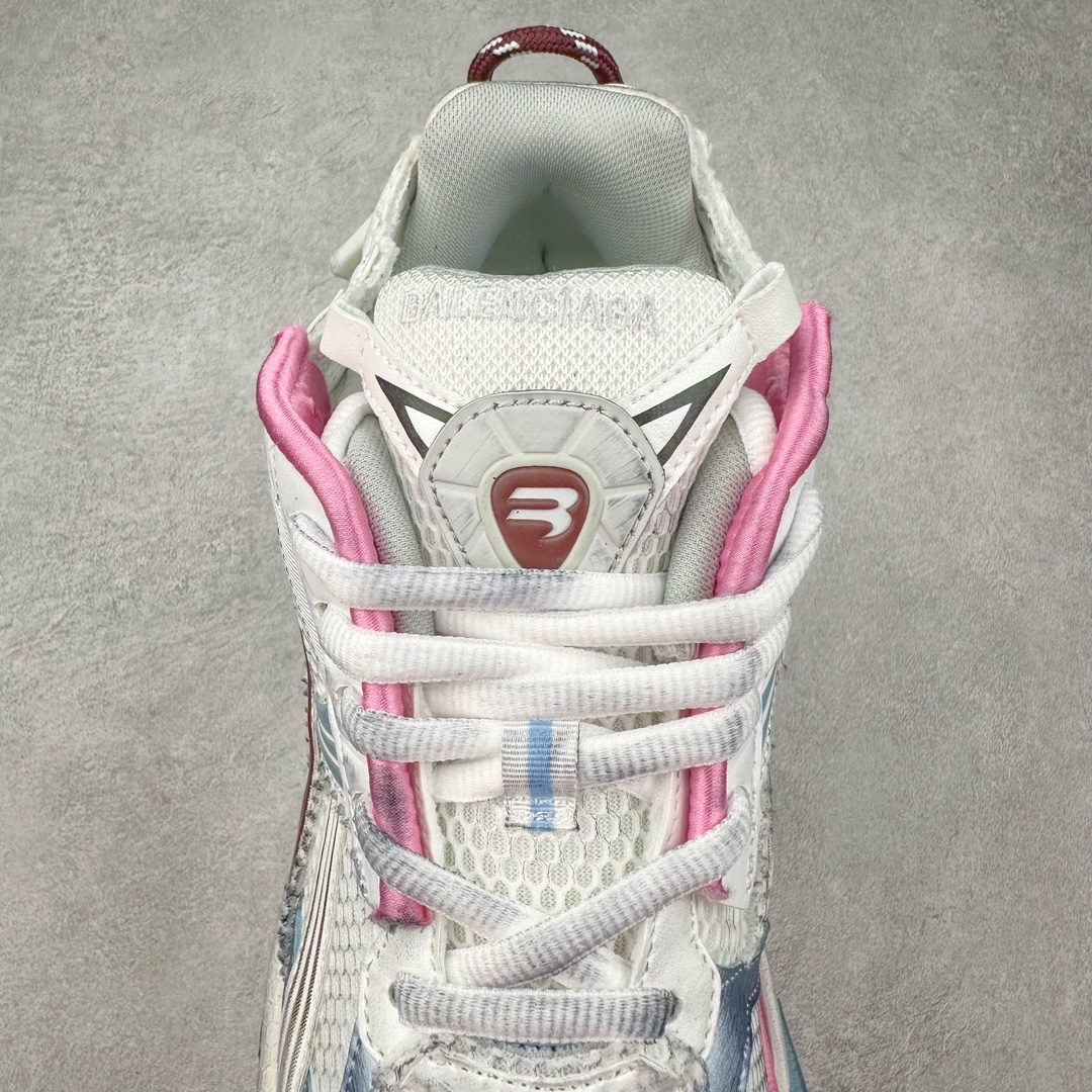 图片[5]-＃纯原 BALENCIAGA Runner Sneaker 巴黎世家七代慢跑系列低帮复古野跑潮流运动鞋老爹鞋 尼龙和网布材质 磨损效果 鞋头边缘印有尺码 背面浮印尺码 外侧印有跑者徽标 鞋舌刺绣 Balenciaga 品牌标识 鞋跟背面 Balenciaga品牌标识 材质采用65%聚氨酯、35%聚酯纤维 全新 Runner 鞋型轮廓借鉴于 2000 年初的复古线条 搭载大网眼面料制成鞋面基础，由粉色、白色尼龍与橡胶质地覆盖鞋面诠释线条感 当中透过几道手缝线与折损痕更是精准的掌握历经时间淬炼的破旧痕迹 延续其手法至鞋领、鞋跟、鞋带、中底等部分均饰有破损及脏污之貌 尤其是鞋领处与鞋带孔眼条更是采用不规则做旧技术将内容物泡棉随机露出 尺码：35 36 37 38 39 40 41 42 43 44 45 46-选品中心